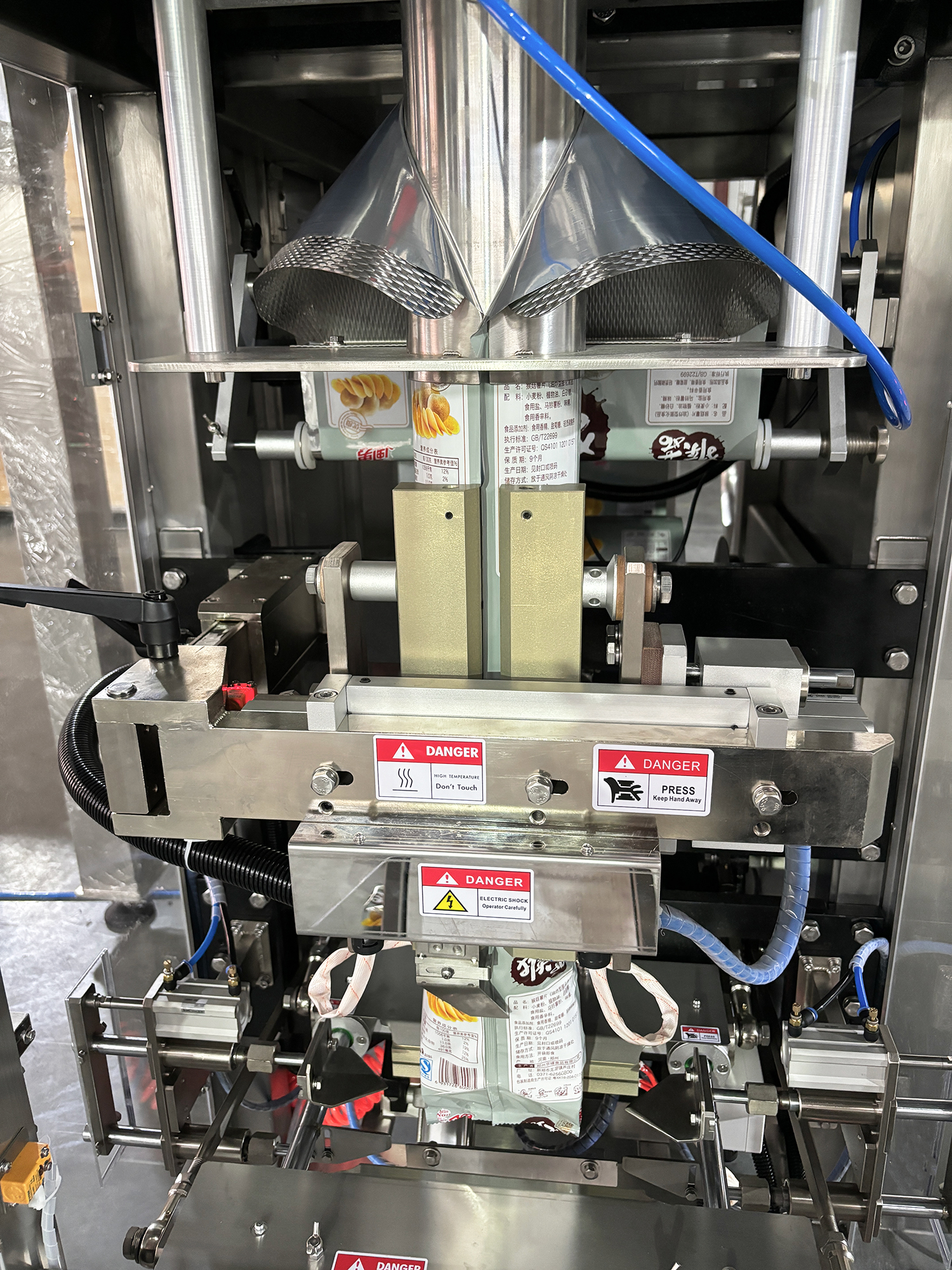 Automatic Multifunction Biscuit Popcorn Packaging Machine Sealing Snack Vertical Nitrogen Banana Potato Chips Packing Machine
