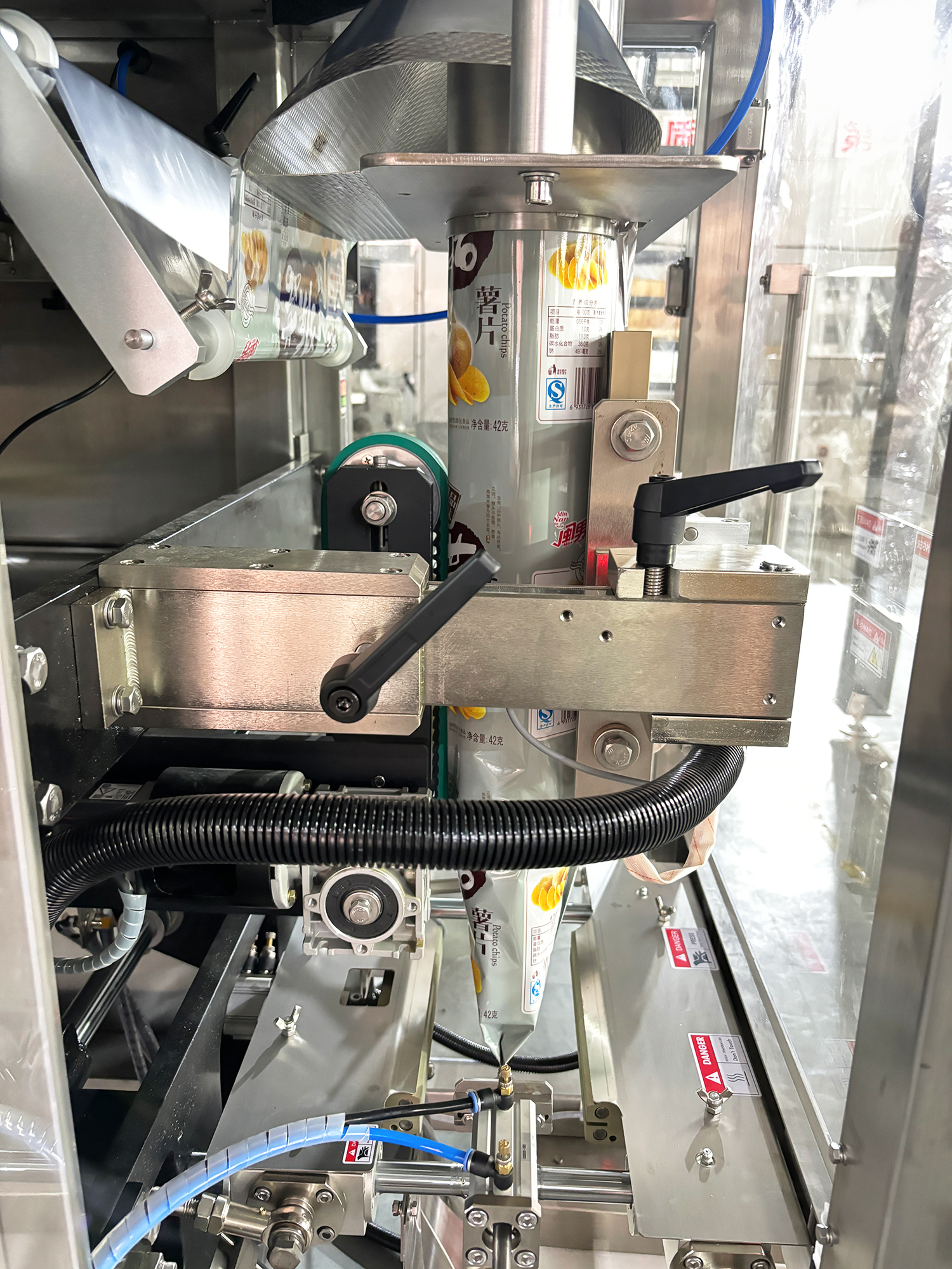 Automatic Multifunction Biscuit Popcorn Packaging Machine Sealing Snack Vertical Nitrogen Banana Potato Chips Packing Machine