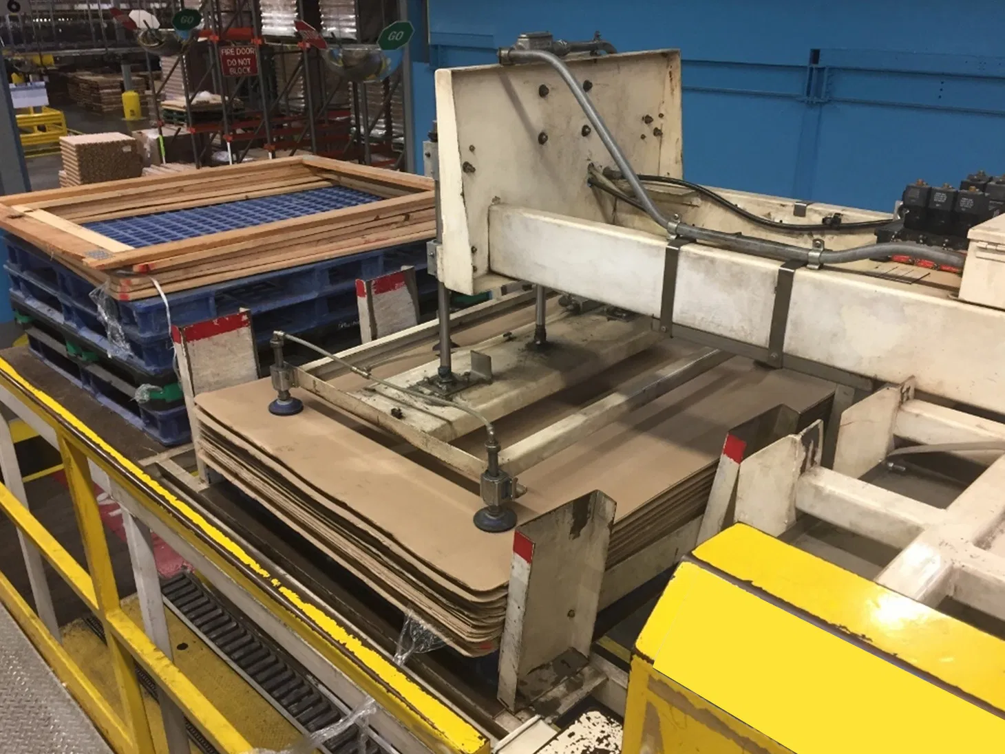 Beverage Industry Automatic High Level Layer Depalletizing System for Jars, Containers