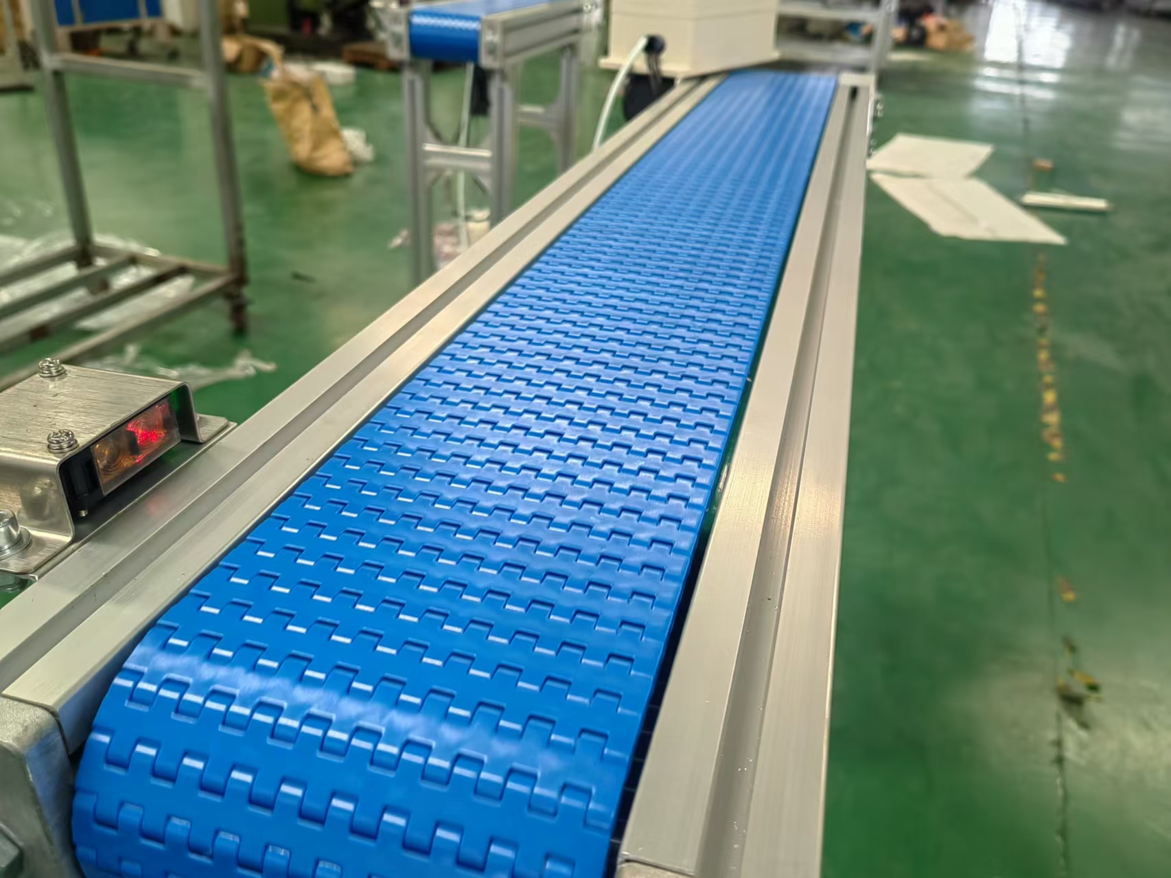 Industrial Slat Chain Conveyor Systems - Automated Plate Conveyor Lines, Belt Conveyors &amp; High-Capacity Transport Solutions