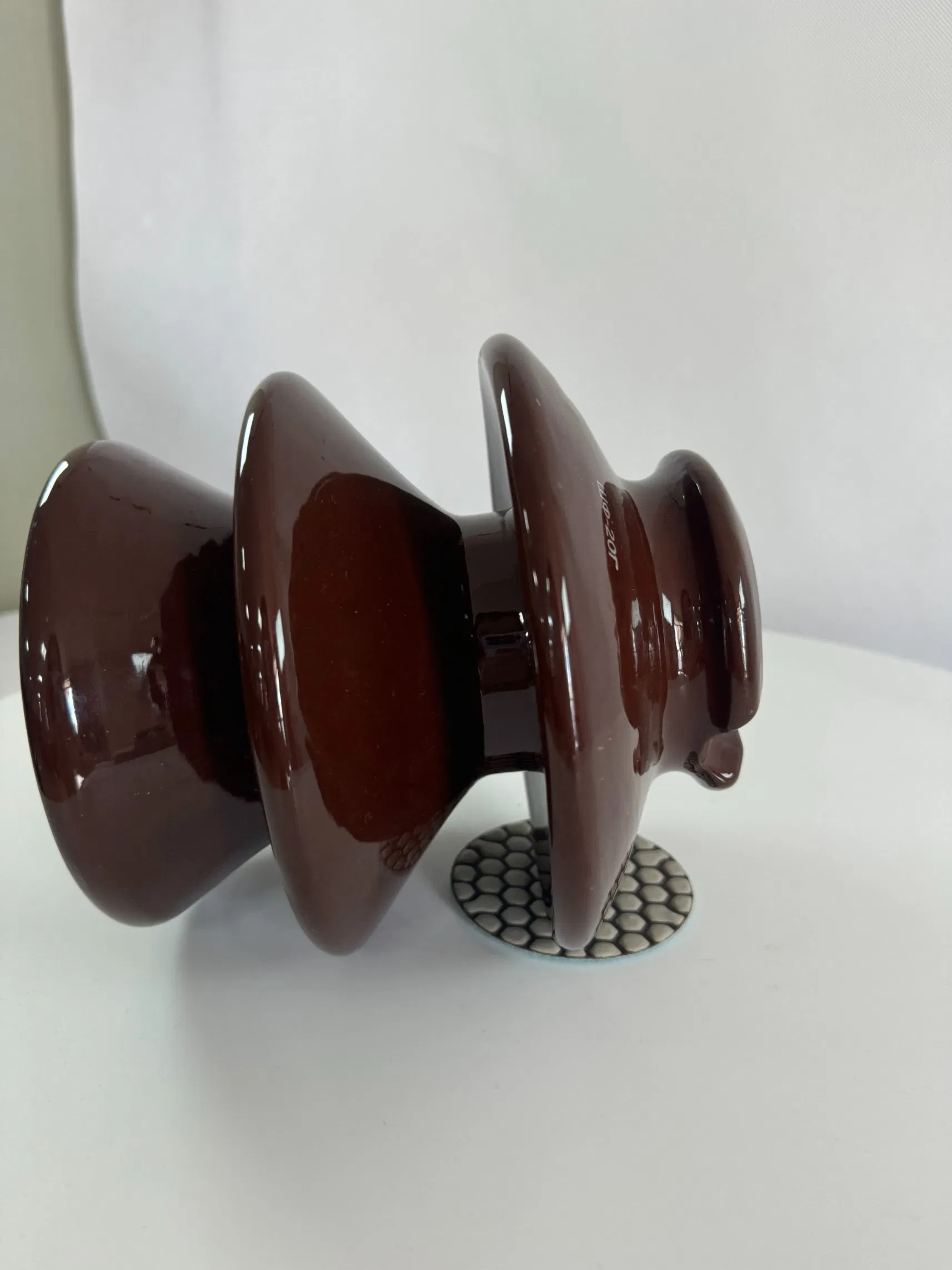 Aislante de porcelana cerámica color marrón 20kv Vhd-20 para línea de postes