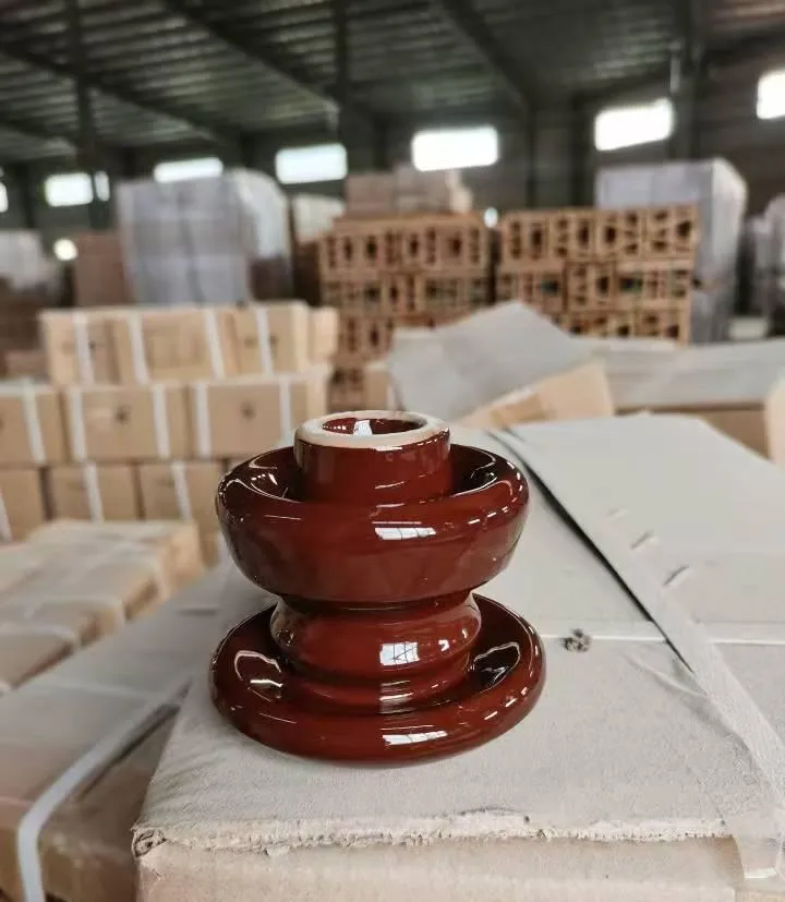 Aislador de porcelana de bajo voltaje con gancho de hierro premium ED-2b para uso eléctrico