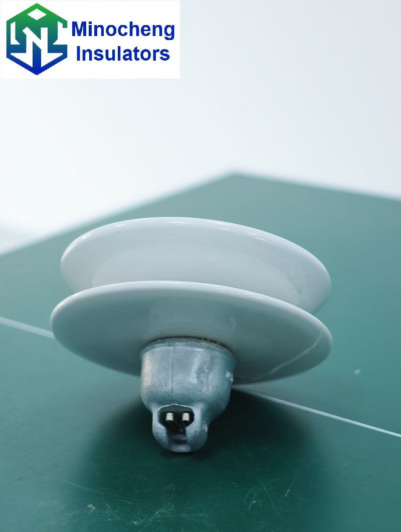 Anticontaminación Doble Tejado U70bp Aislador de Porcelana 70kN Tipo Suspensión para Línea de Transmisión