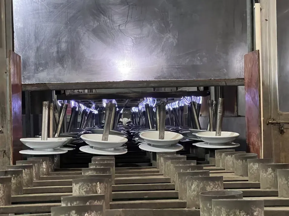 Aisladores de porcelana en producción