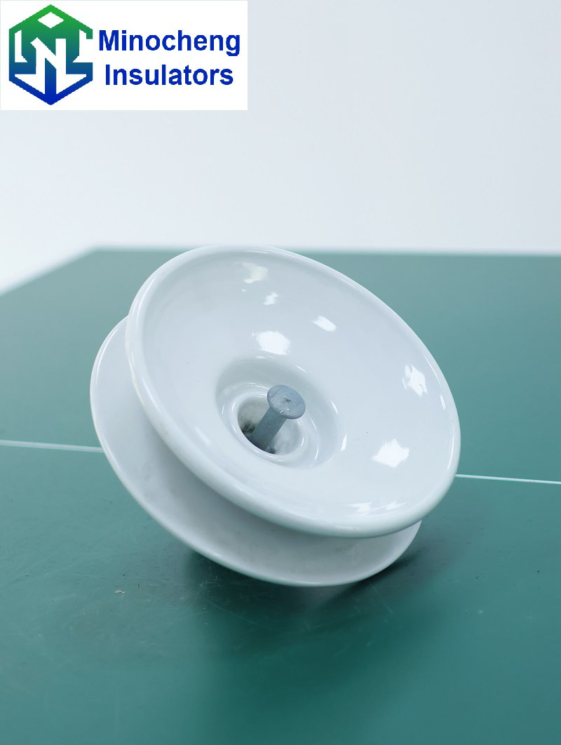 Anticontaminación Doble Tejado U70bp Aislador de Porcelana 70kN Tipo Suspensión para Línea de Transmisión