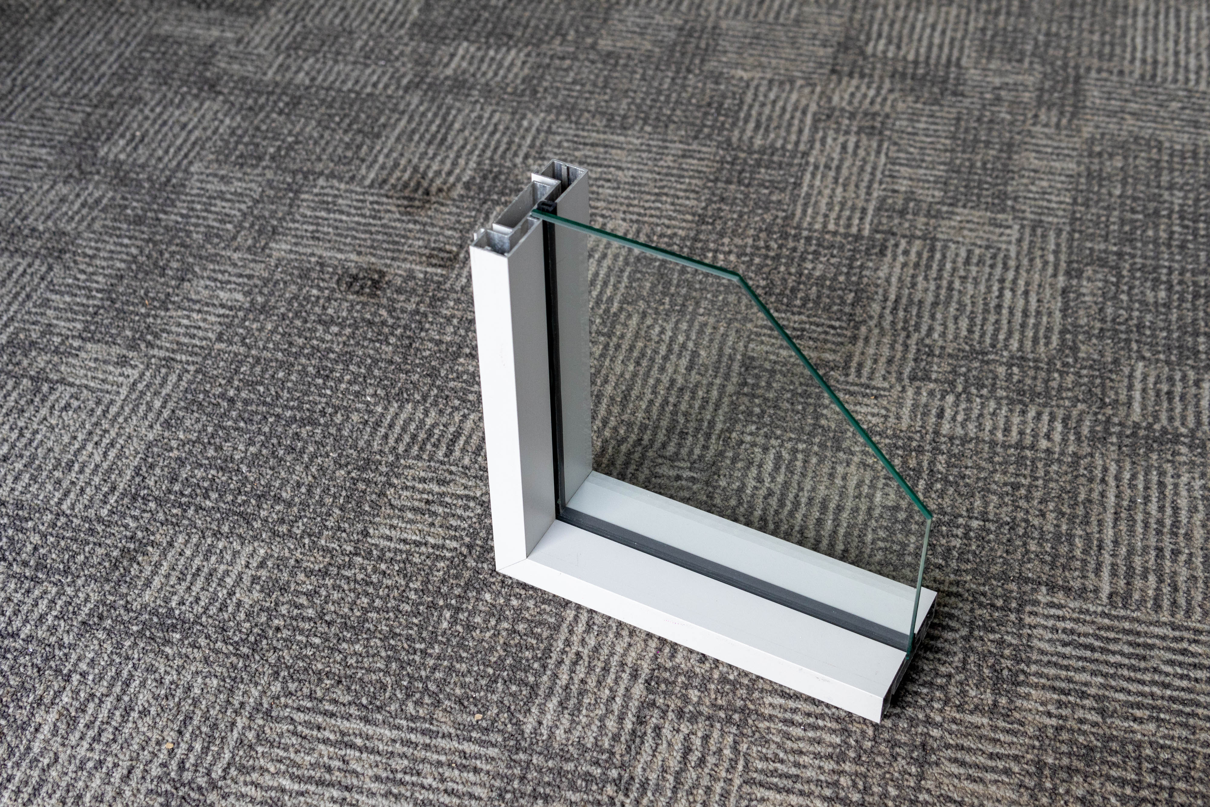 Single glass middle partition