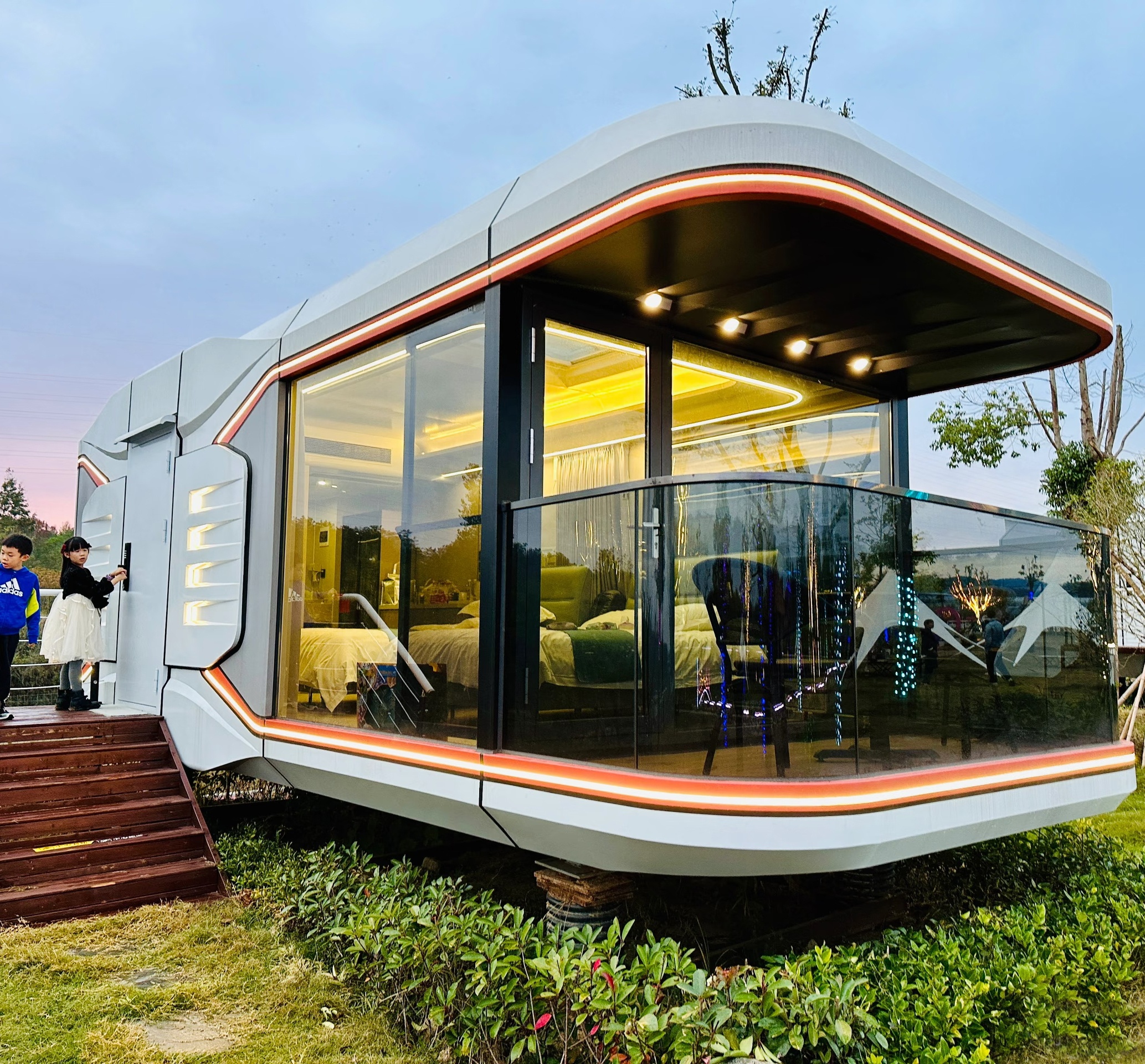 Midcentury Modern Design Luxury Container House For Outdoor Home Bar &amp; Dining High Voltage Power System Customizable Sizes