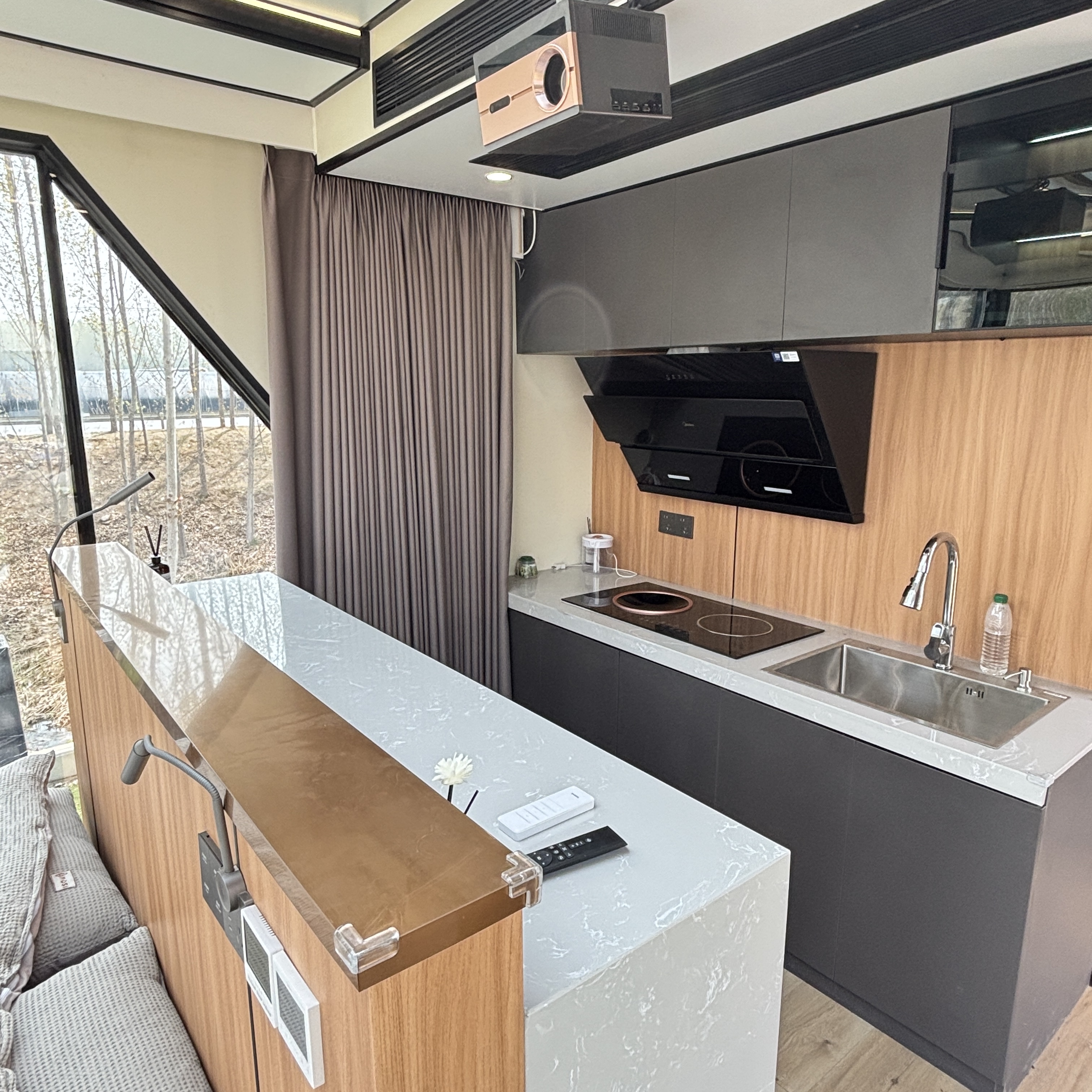 The Mobile Modular Prefabricated Steel House Is a Two-story Triangular Capsule Villa Used for the Hotel's Bedrooms and Offices