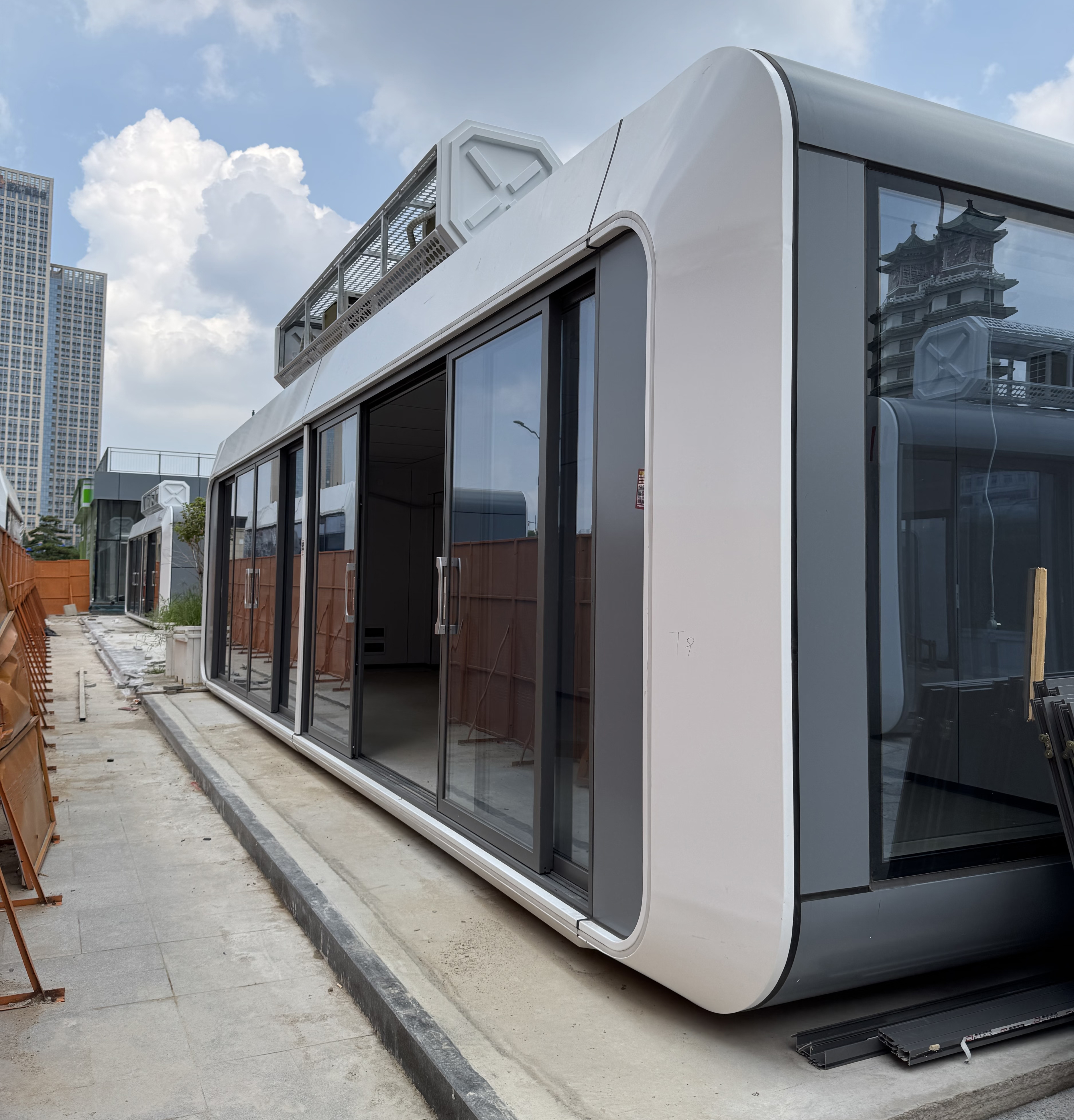 Luxury Prefabricated Steel Container House Hotel Modern Modular Intelligent System Breathable Weatherproof Travel Living