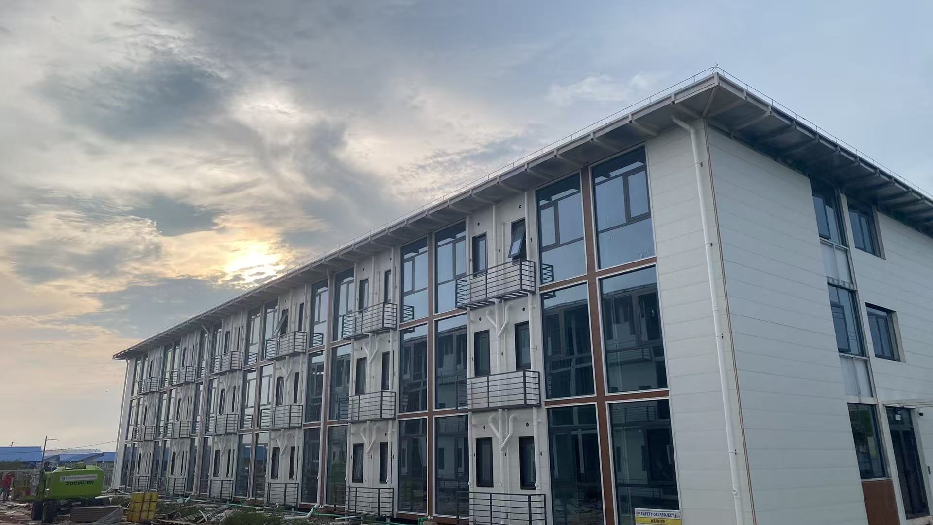 Modern Design Multi-story Prefabricated Steel Structure Apartment Building Seismic &amp; Fireproof with Rockwool Insulation
