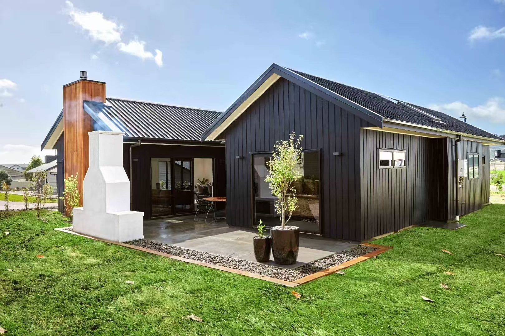 Steel Frame House Kit CE Certified European Standard Luxury 2 Bedroom Prefabricated Home Gable Roof Modular Commercial Space