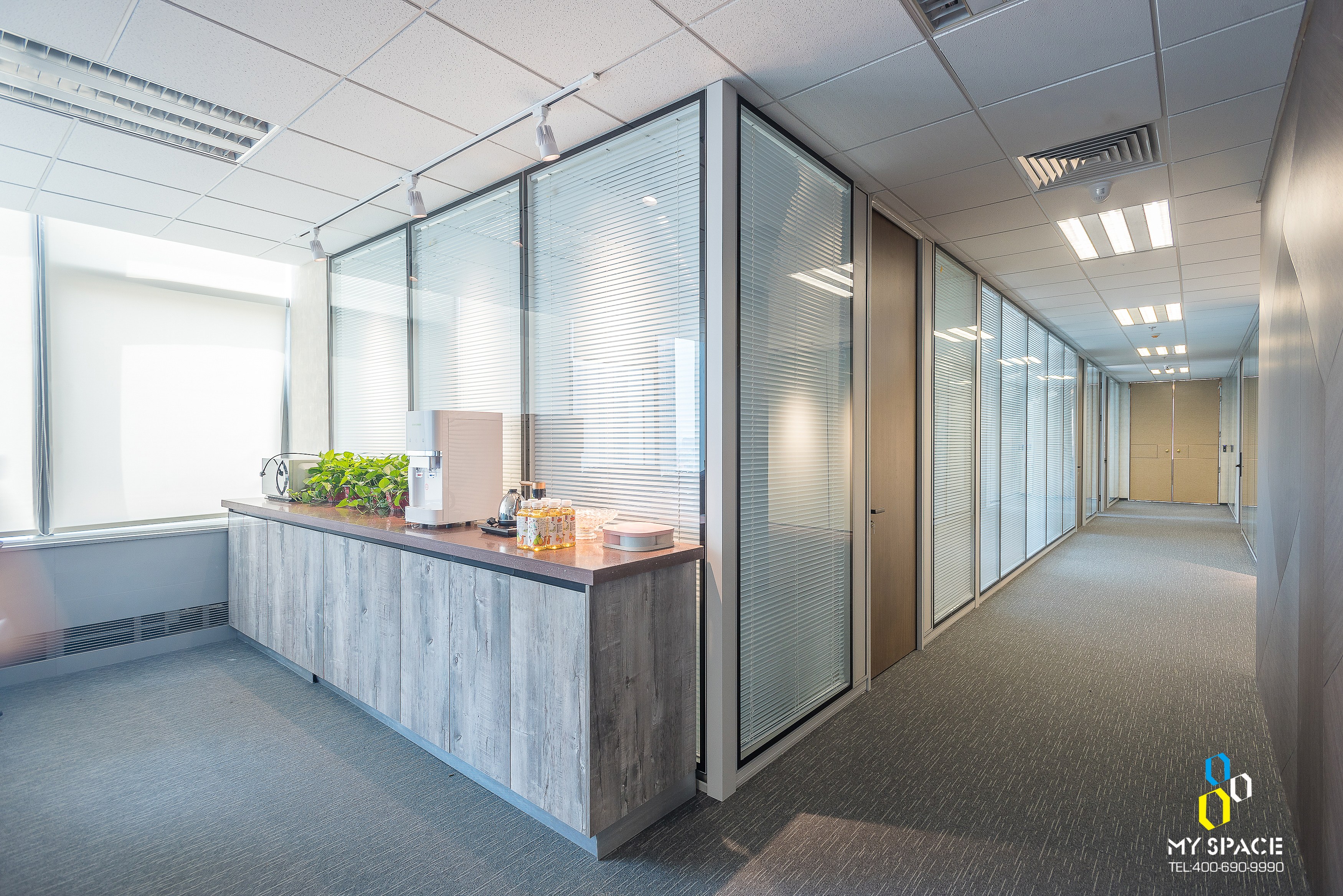 Most Popular Modern Foldable Office Cubicle Modular Partition Workstation Tempered Glass Soundproof Wall Partition School Gym