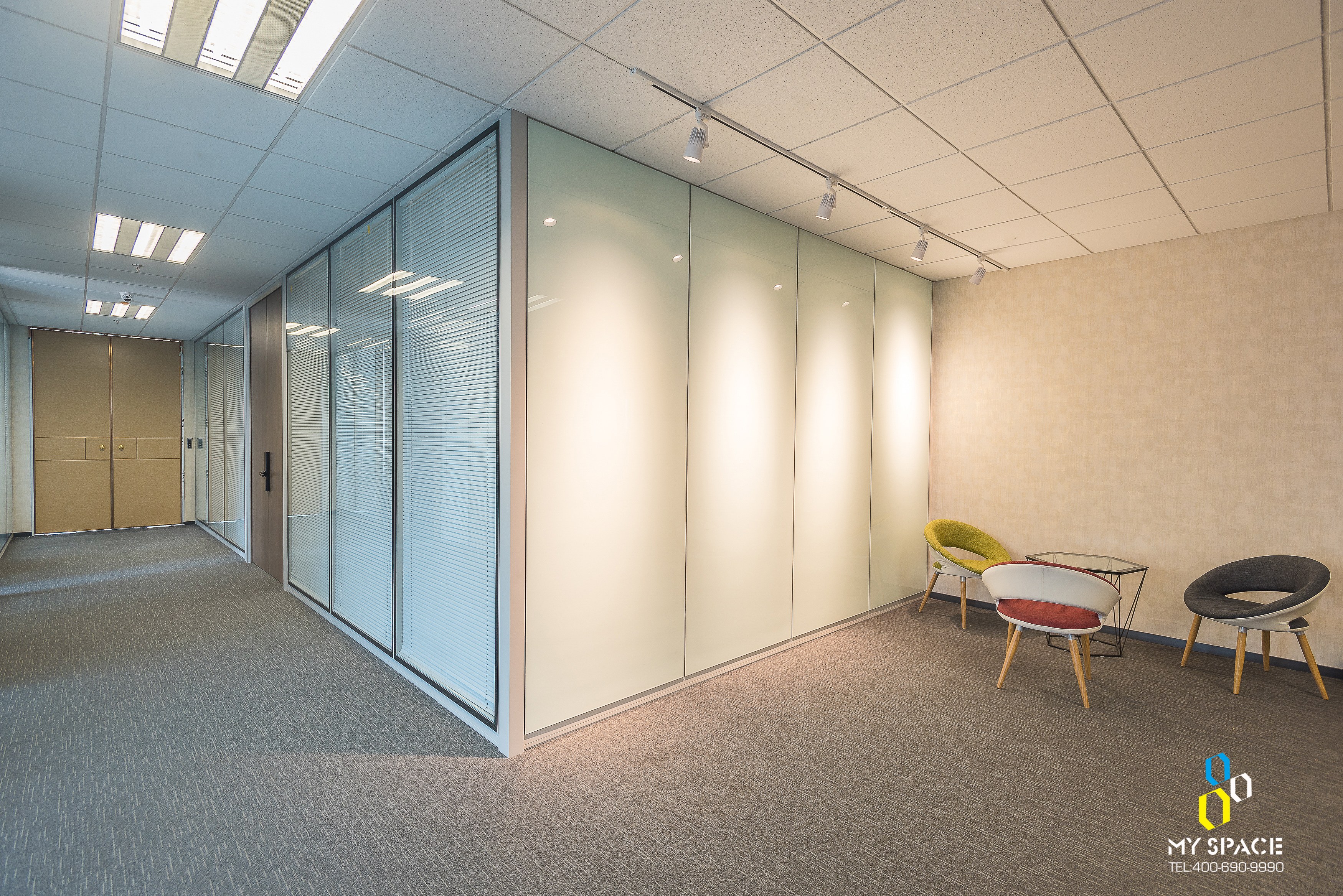 Most Popular Modern Foldable Office Cubicle Modular Partition Workstation Tempered Glass Soundproof Wall Partition School Gym