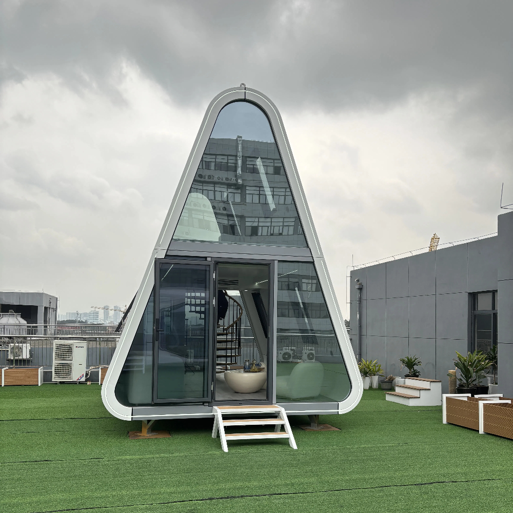 The Mobile Modular Prefabricated Steel House Is a Two-story Triangular Capsule Villa Used for the Hotel's Bedrooms and Offices