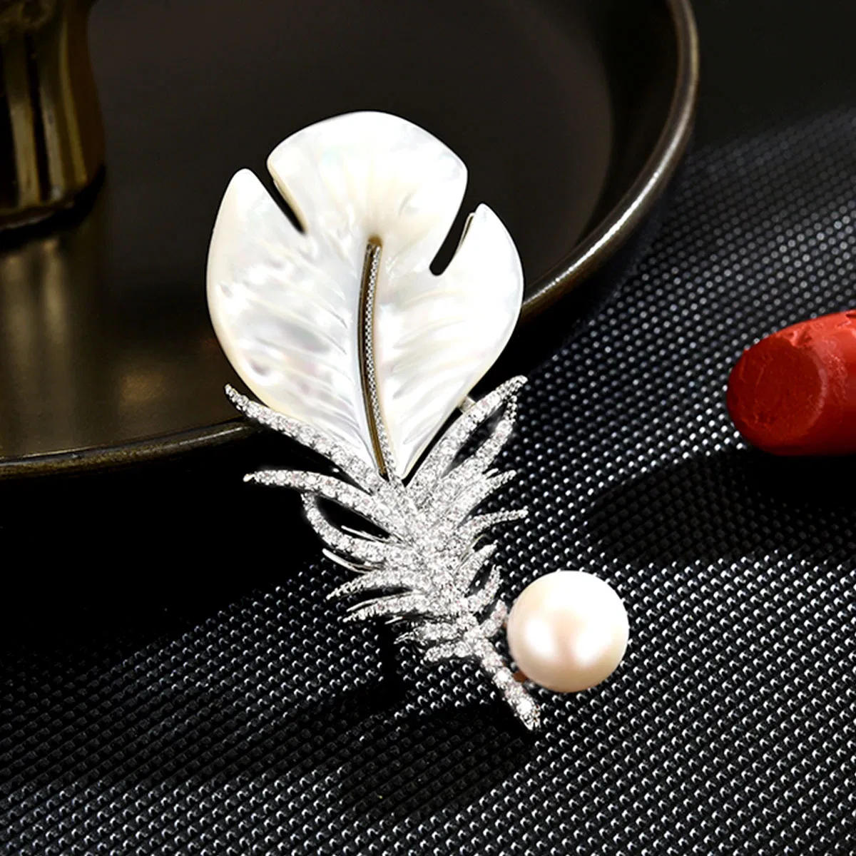 High End Jewelry Brooch Badge Gift Luxury Shell Natural Freshwater Pearl Feather Suit Accessories Wholesale