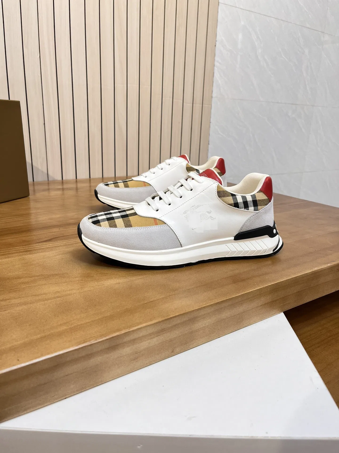 Modern Mens Trainer 1: 1 Replica Luxury Shoes Collection