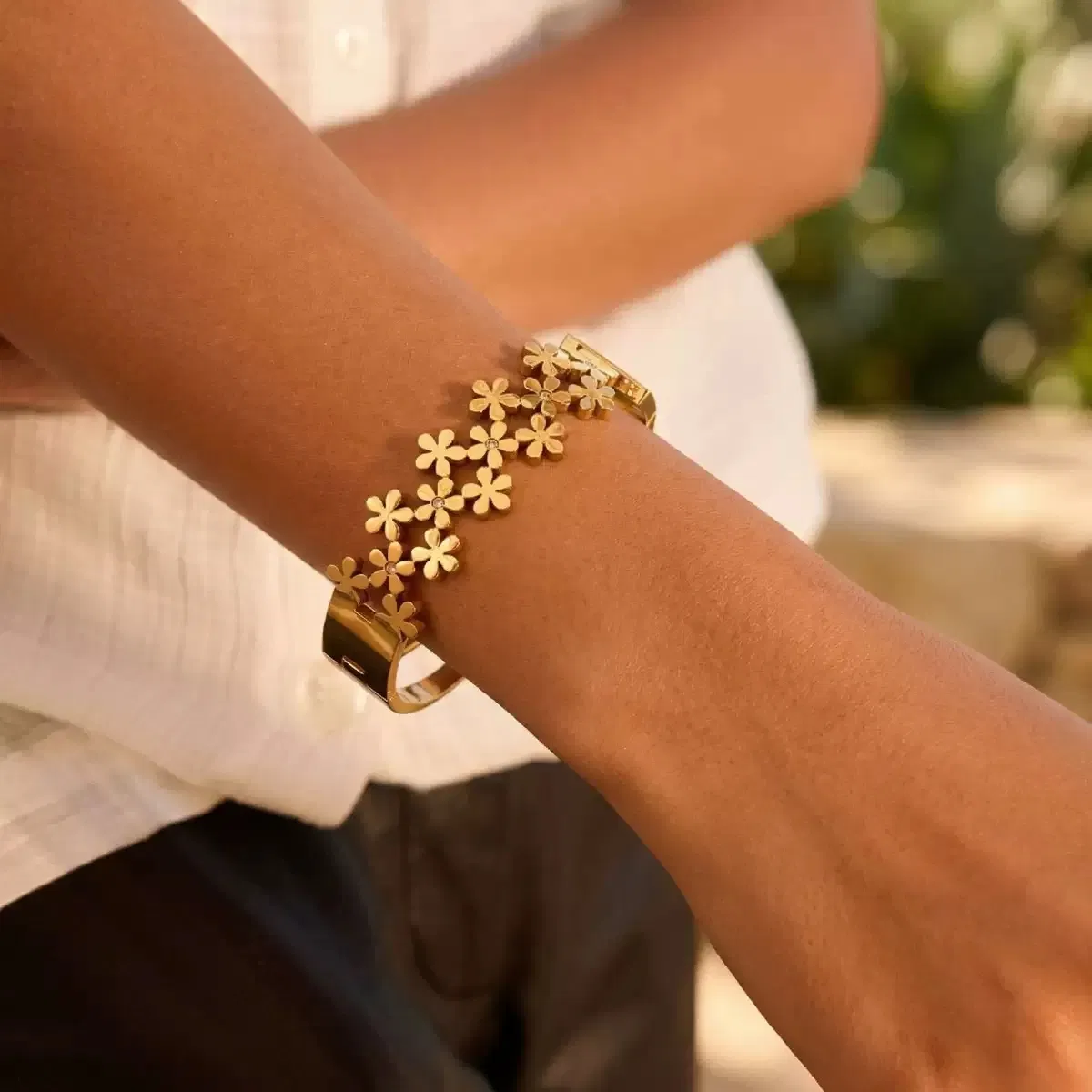 Gold Flower Cuff Bracelet Summer Beach Vacation Elegant Minimalist Statement Jewelry Style