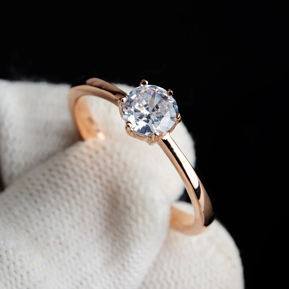 Hot Sale Halo Design Gold Plated Zircon Round Brilliant Cut Diamond Six-Claw Setting Engagement Ring for Wedding