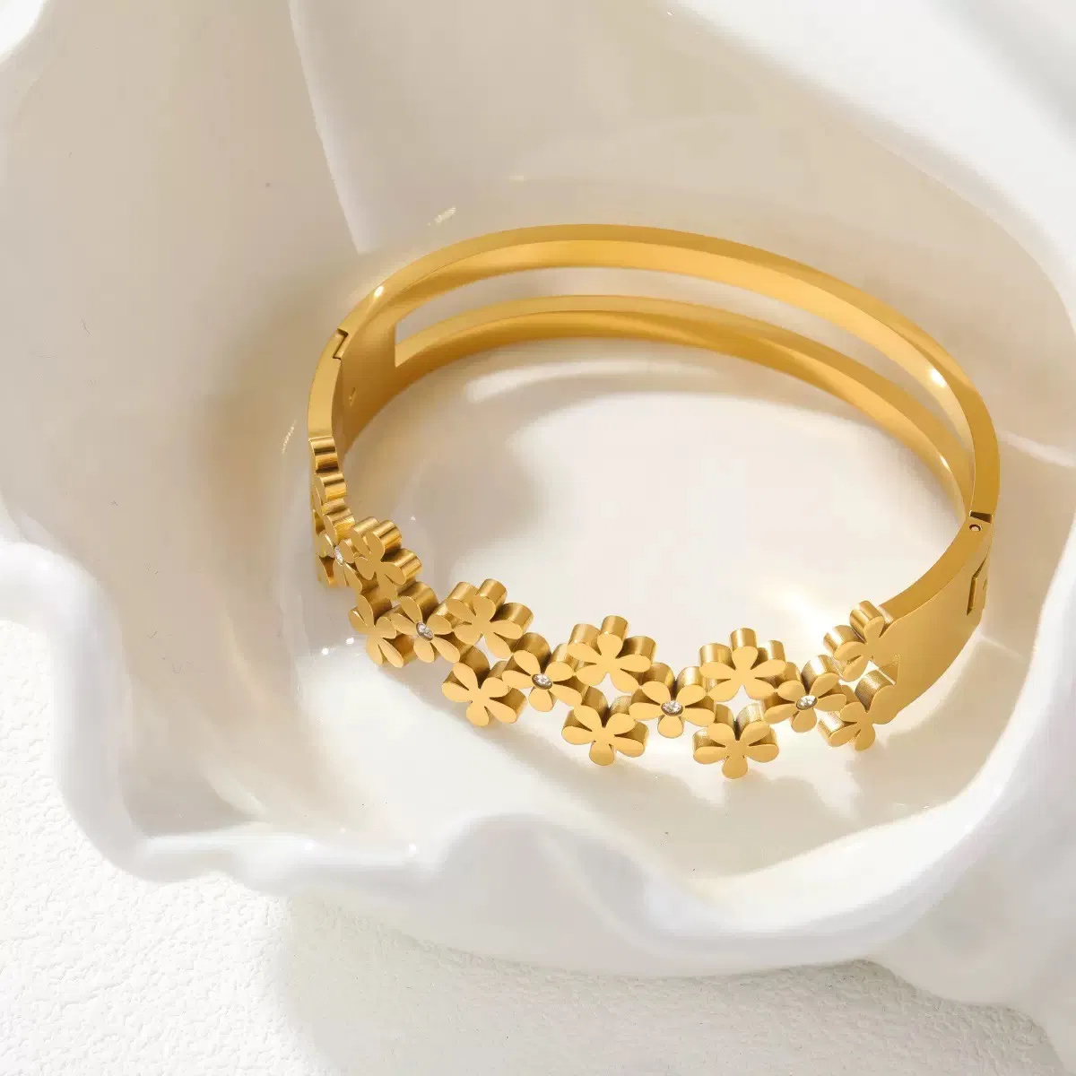 Gold Flower Cuff Bracelet Summer Beach Vacation Elegant Minimalist Statement Jewelry Style