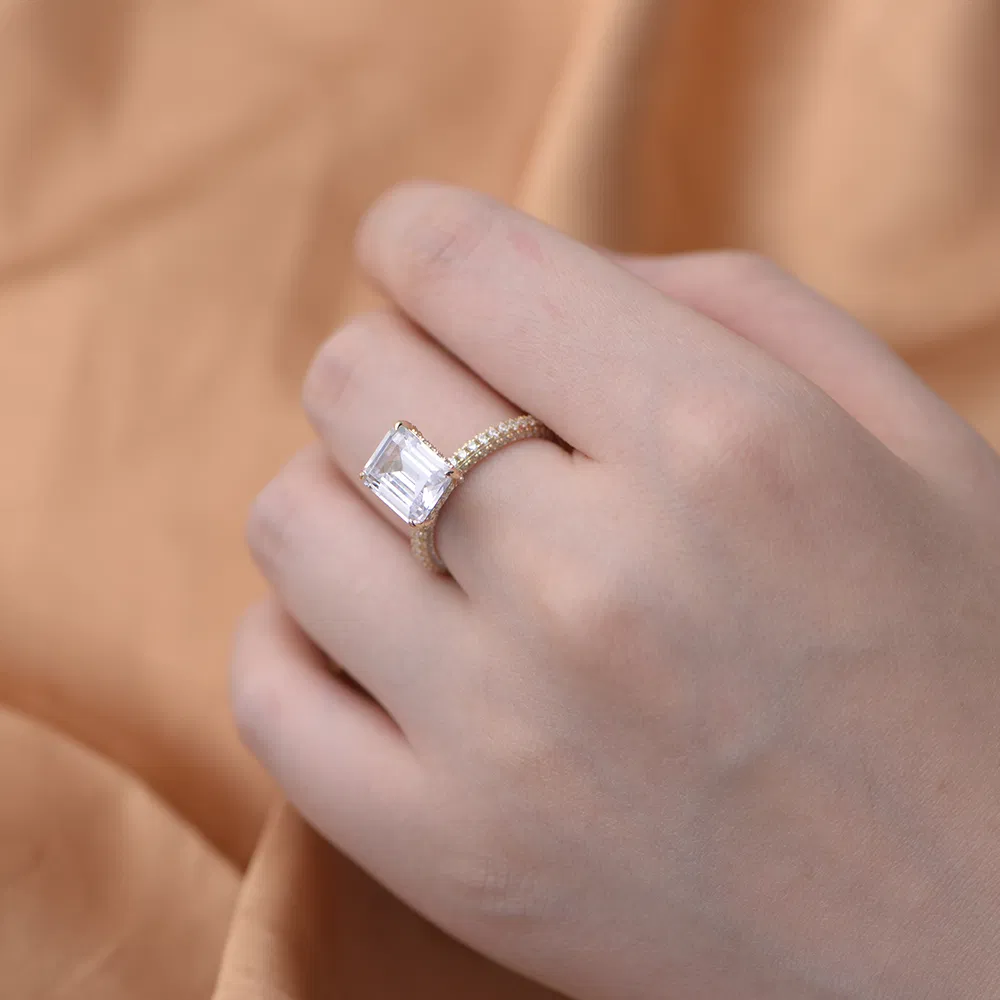 New Trendy Fine Jewelry Rhodium Plated 925 Sterling Silver Emerald Cut Shiny Cubic Zircon Diamond Engagement Ring for Women Men