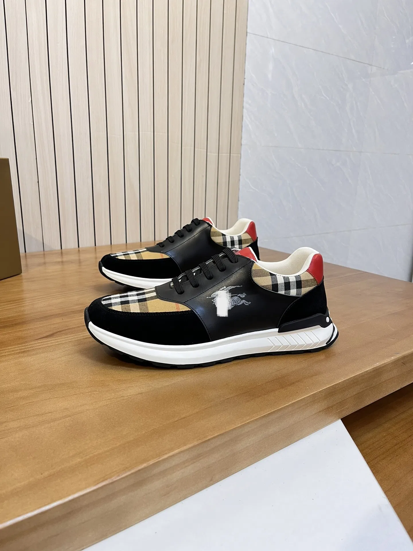 Modern Mens Trainer 1: 1 Replica Luxury Shoes Collection