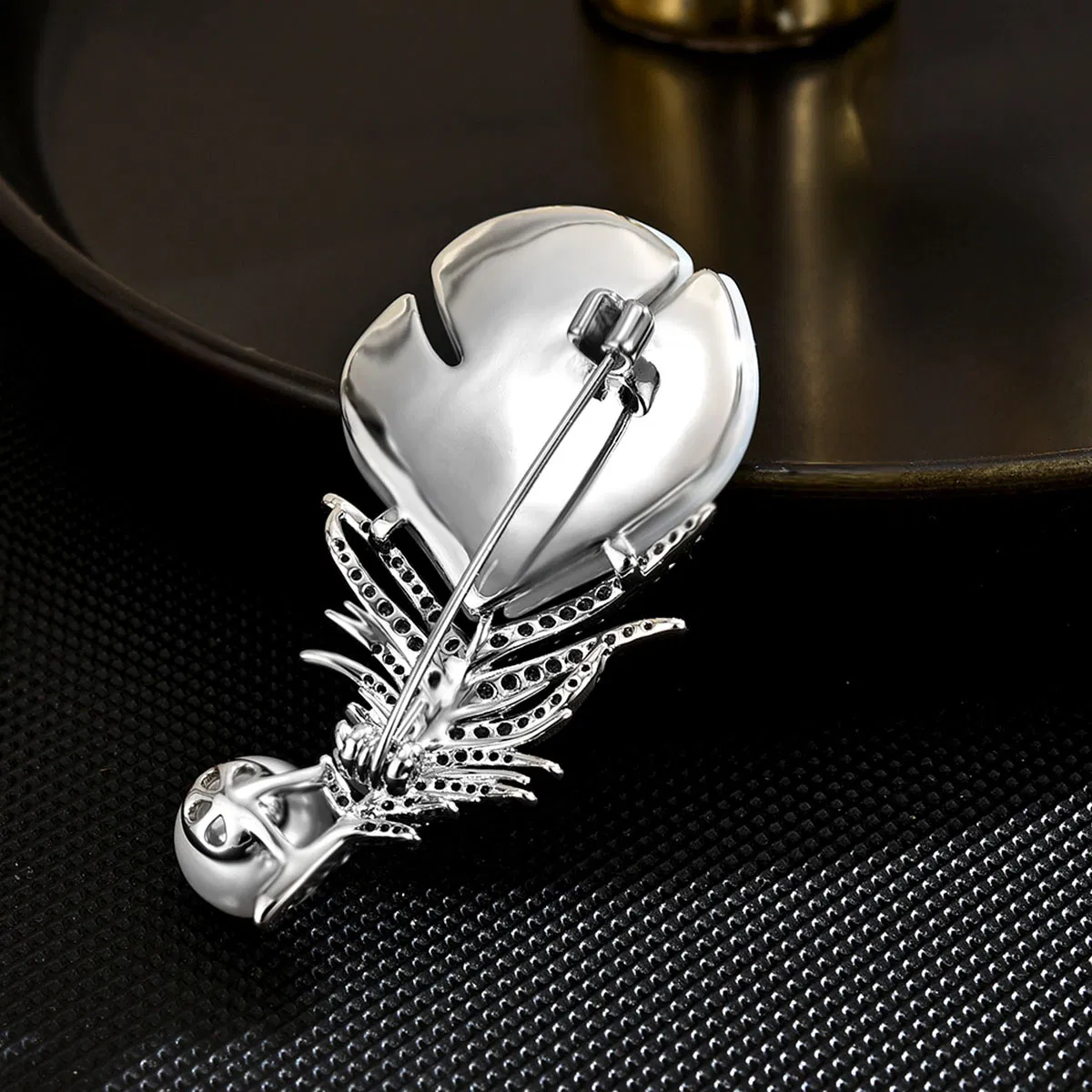 High End Jewelry Brooch Badge Gift Luxury Shell Natural Freshwater Pearl Feather Suit Accessories Wholesale