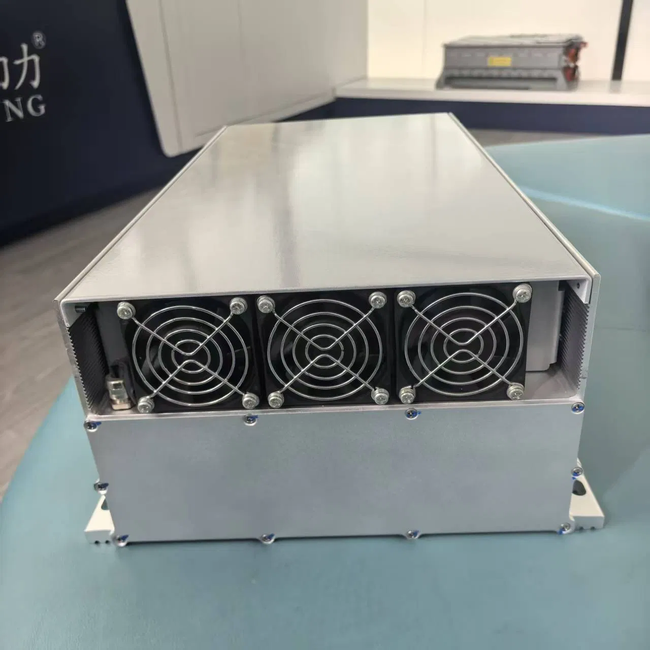 7. High-Capacity Power Unit with Multiple Charging Options and LCD Display