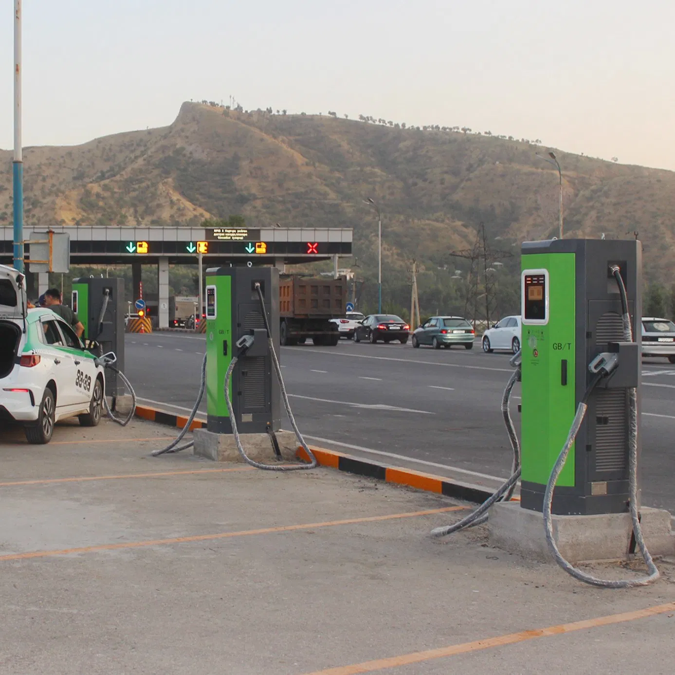 60 Kw Factory Support New Energy DC Charging Pile Car Charging Pile 380 V Double Gun Quick Charging Pile Fast Charging