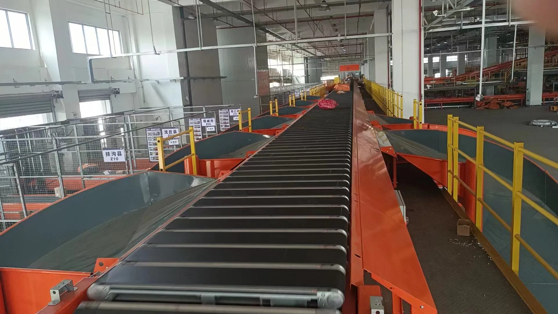 Adjustable Narrow Belt Sorting Machine for Parcel Distribution E Commerce Fulfillment Center Solution
