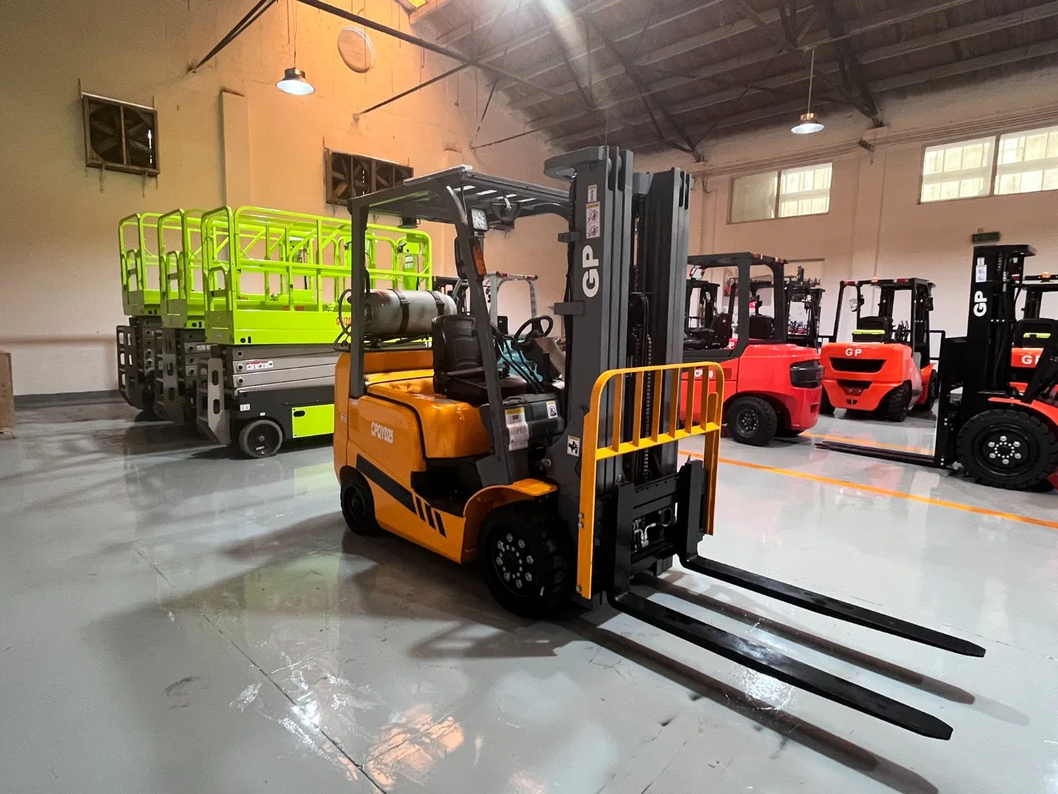 2.5 Ton Gasoline/Lpgforklift Truck with High Cargo Handling Efficiency
