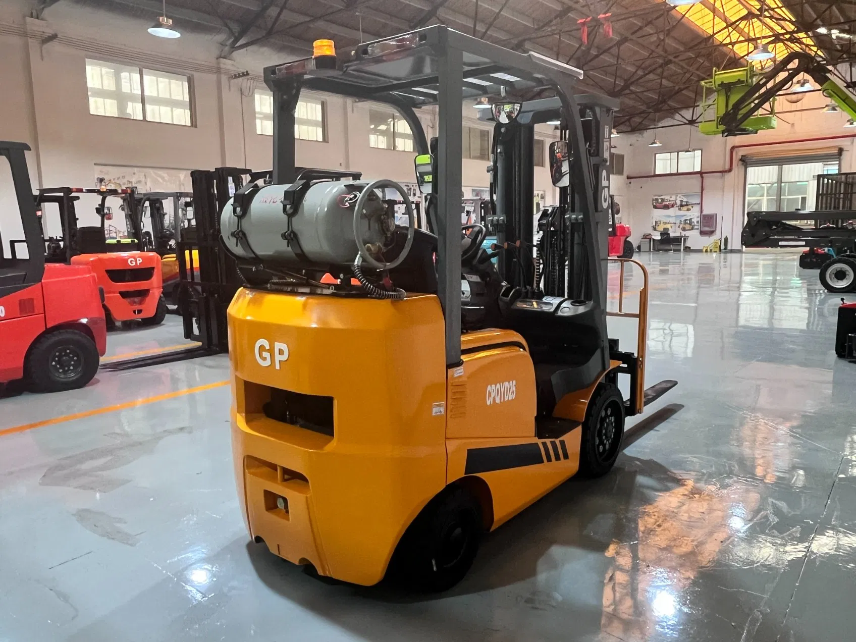 2.5 Ton Gasoline/Lpgforklift Truck with High Cargo Handling Efficiency