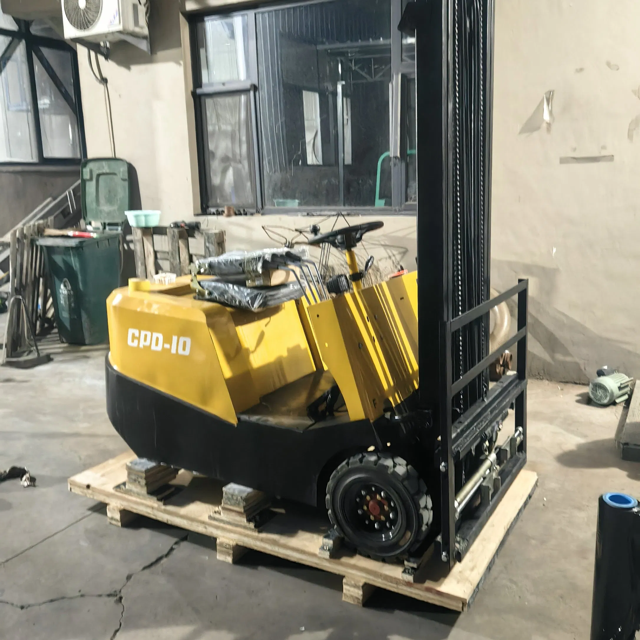Small Electric Four-Wheel Forklift Truck Made in China Is a Small Cargo Handling Truck for Sale