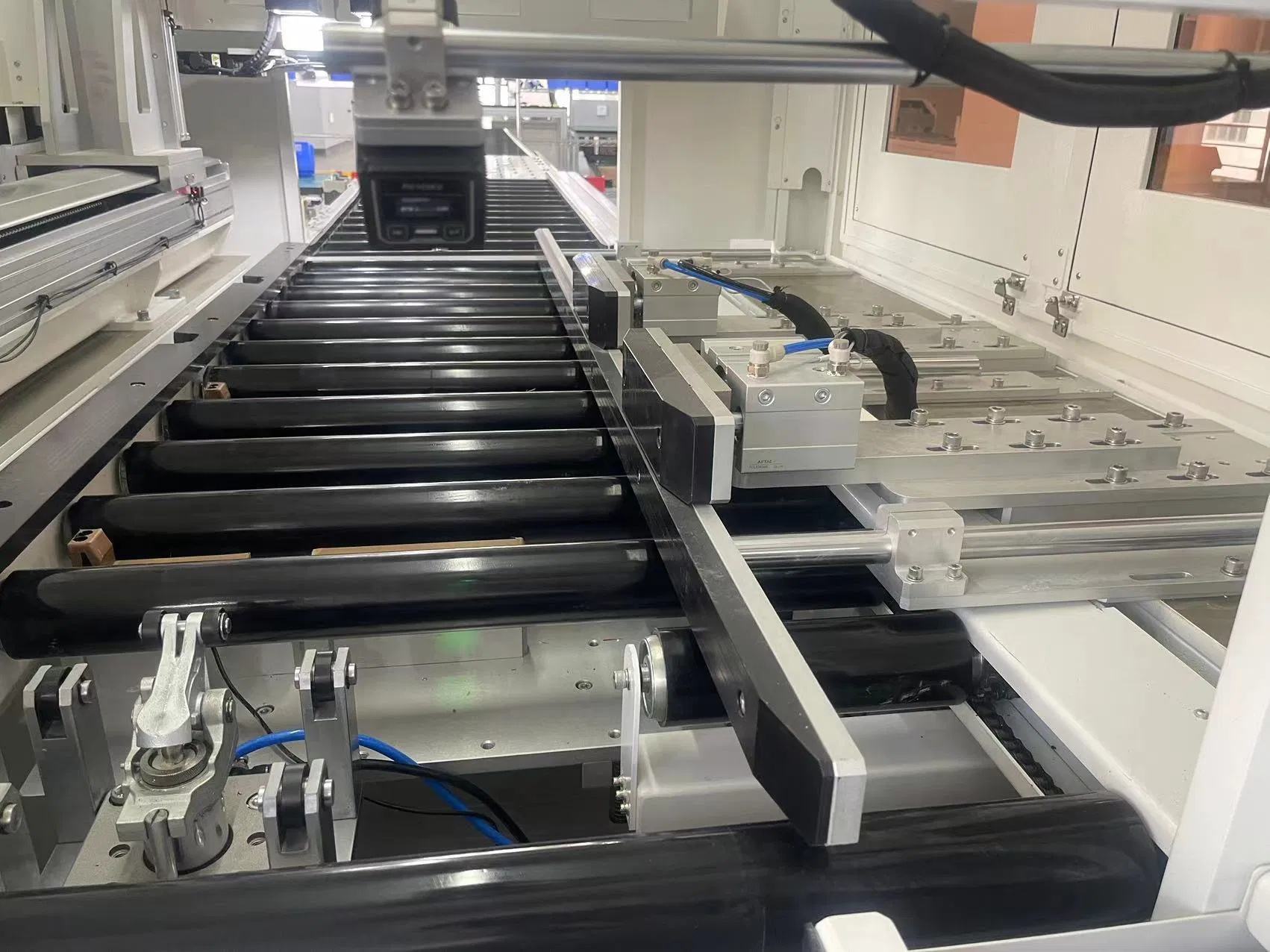 Automated Omnidirectional Roller Sorting System for Efficient Logistics