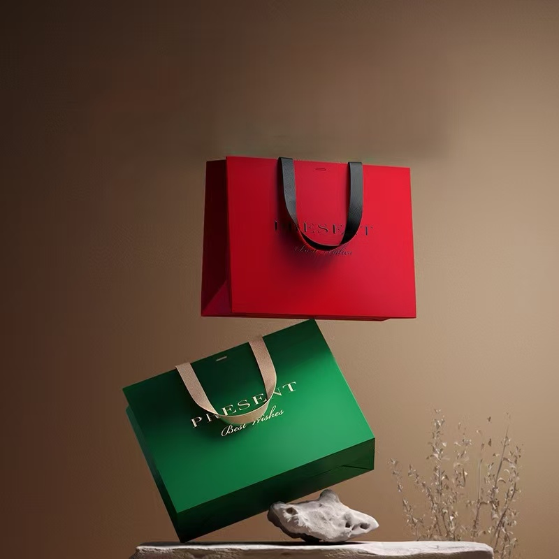 Wholesale Luxury Recyclable Art Paper Gift Packaging Customized Ribbon Handles for Clothing Underwear Socks Brands Crafts Shoes