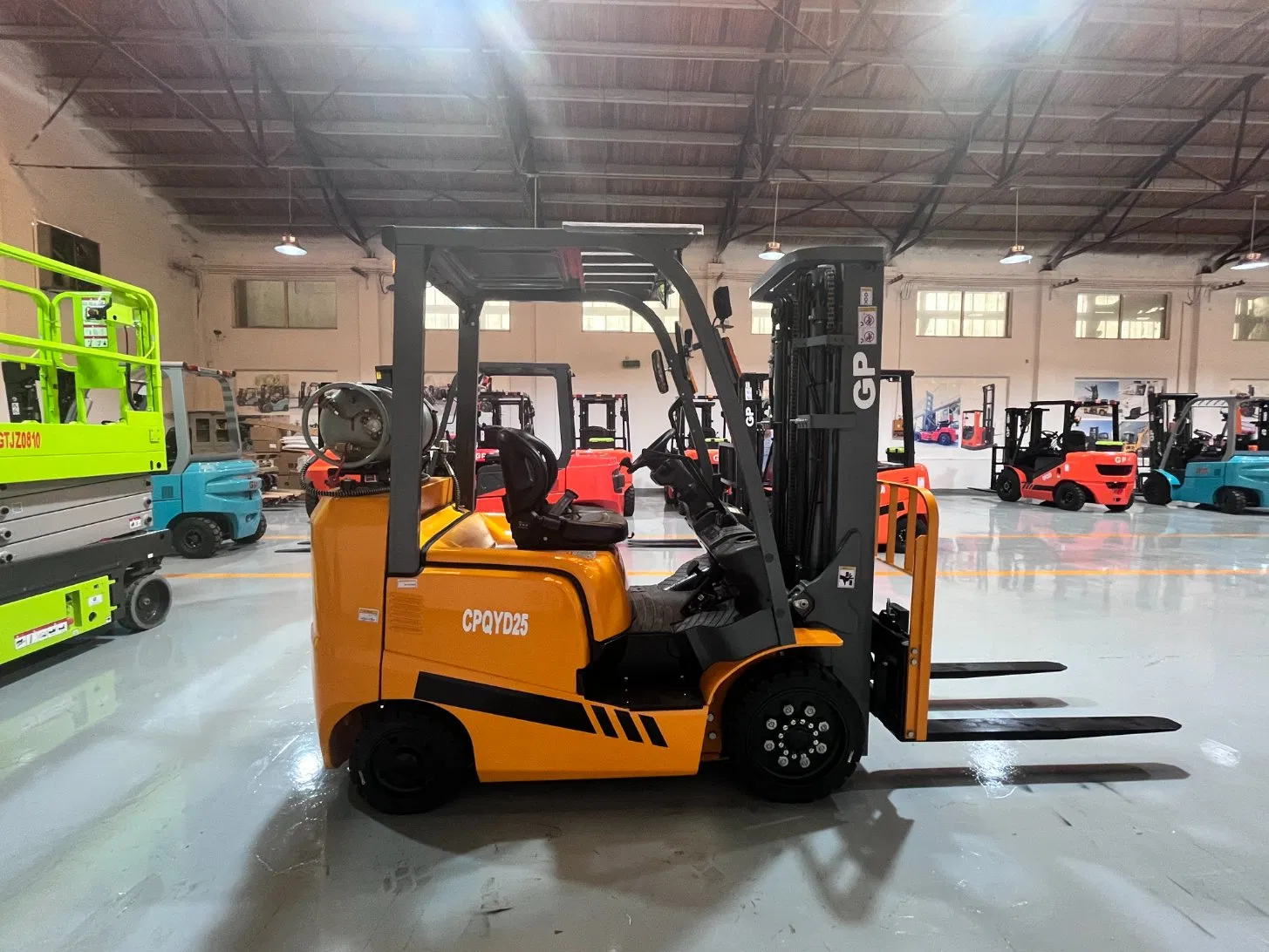 2.5 Ton Gasoline/Lpgforklift Truck with High Cargo Handling Efficiency