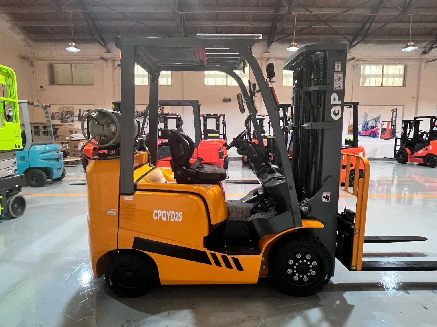 2.5 Ton Gasoline/Lpgforklift Truck with High Cargo Handling Efficiency