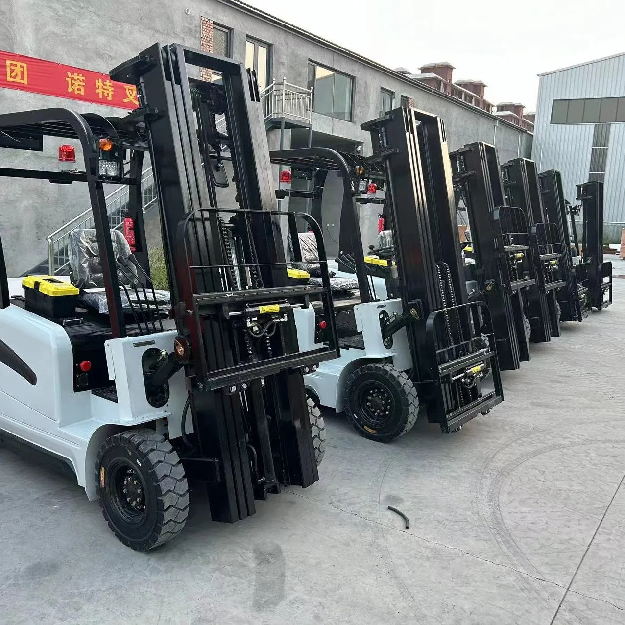 China Factory Small Electric Four-Wheel Forklift Small Cargo Handling Truck