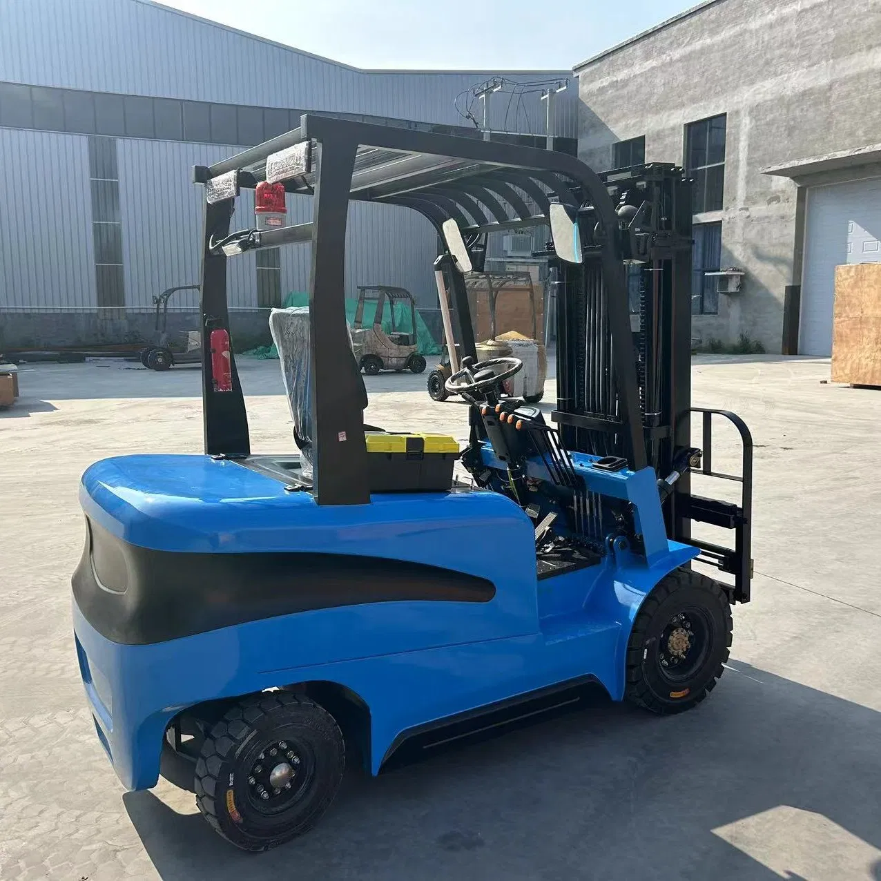 Small Electric Four-Wheel Forklift Truck Made in China Is a Small Cargo Handling Truck for Sale