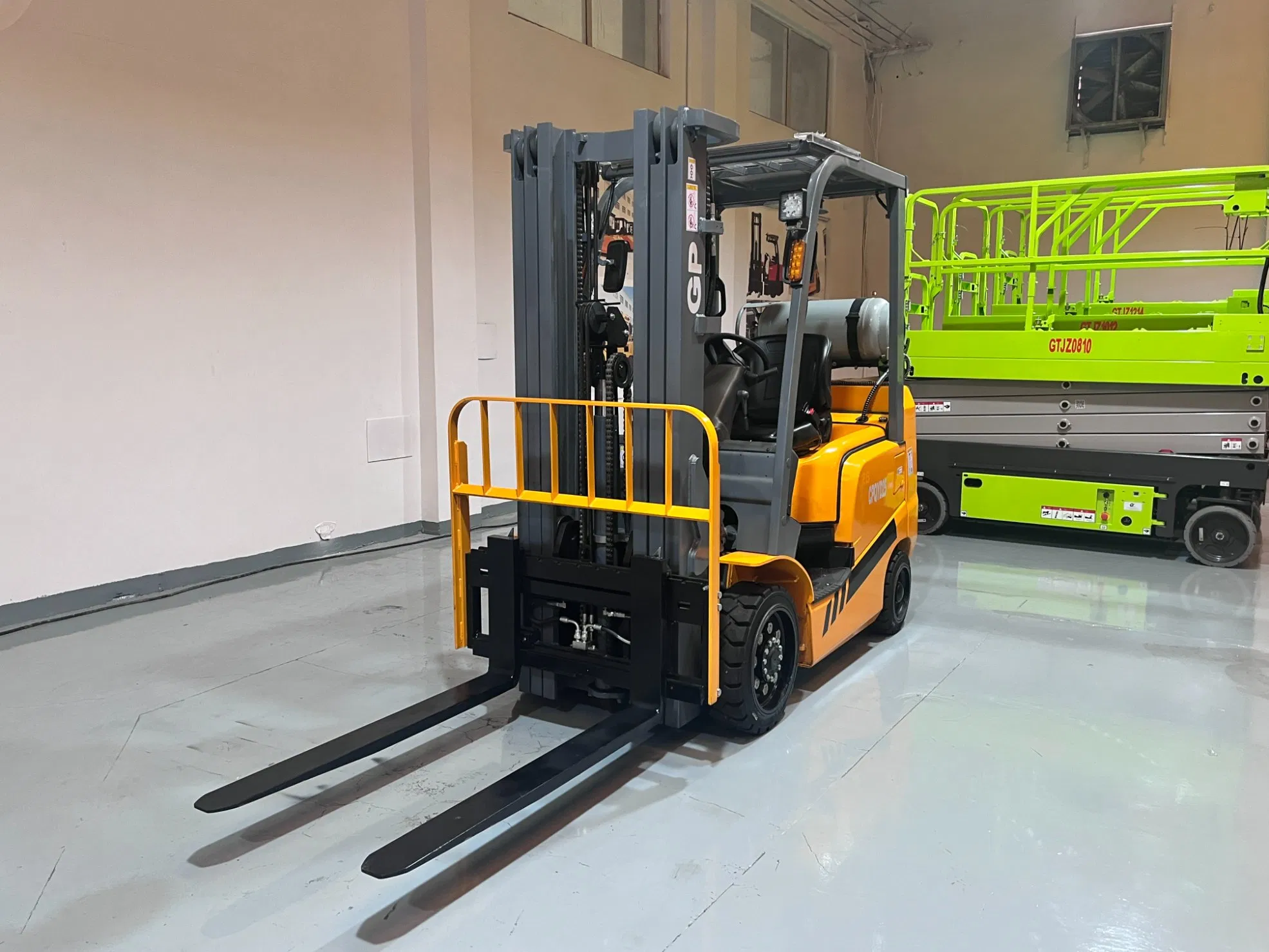 2.5 Ton Gasoline/Lpgforklift Truck with High Cargo Handling Efficiency