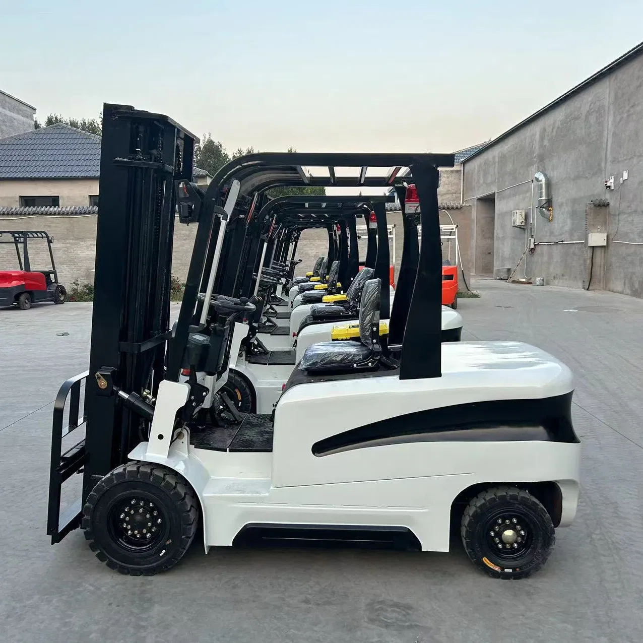 Small Electric Four-Wheel Forklift Truck Made in China Is a Small Cargo Handling Truck for Sale