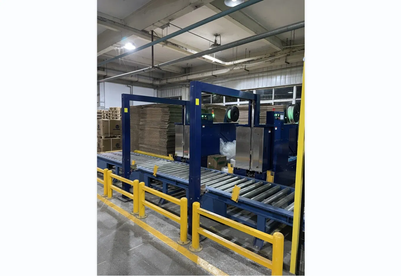 Efficient Pallet Wrapping &amp; Strapping Machine Industrial Logistics and Warehouse Cargo with Safety Protection