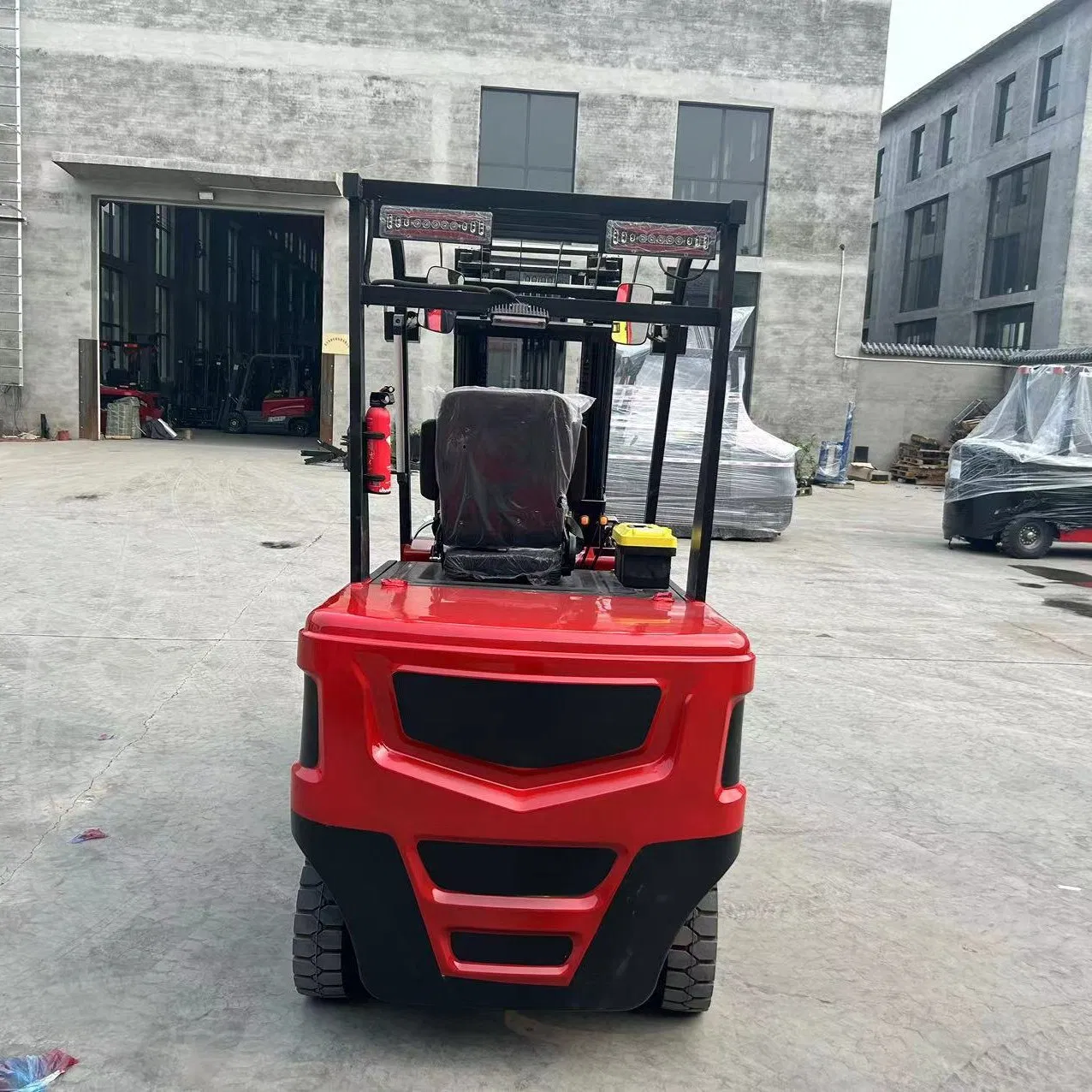 Small Electric Four-Wheel Forklift Truck Made in China Is a Small Cargo Handling Truck for Sale