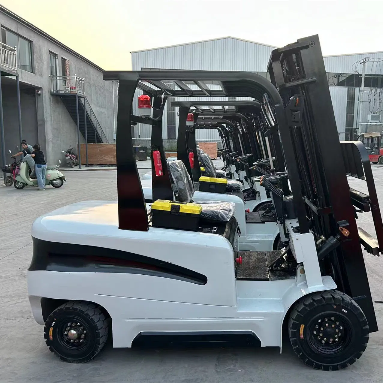 China Factory Small Electric Four-Wheel Forklift Small Cargo Handling Truck