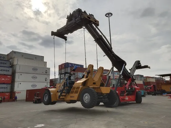 Reach Stacker View 3