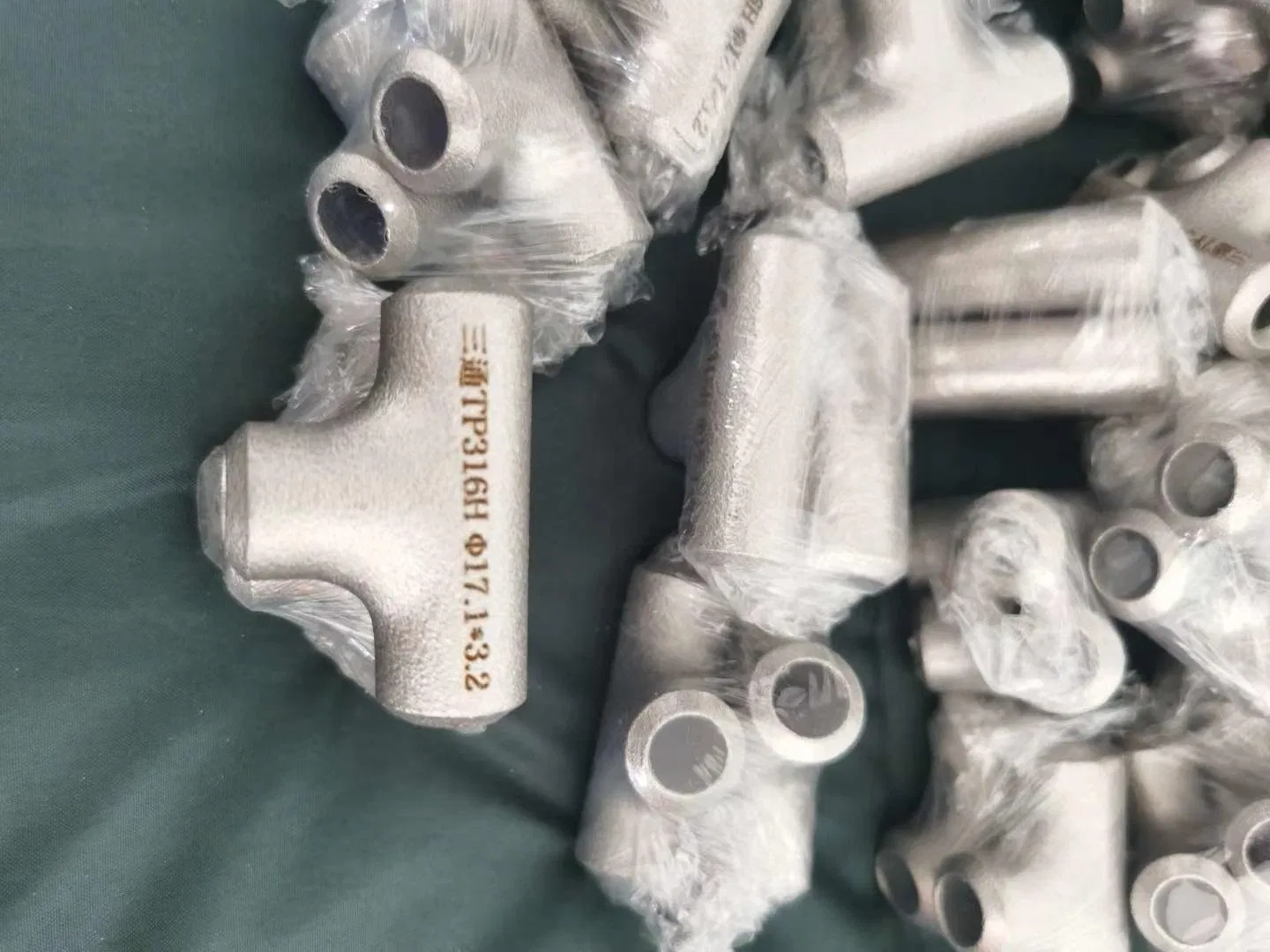 ASTM A105 2 Inch to 32 Inch Socket Weld Equal Tee Class 6000 Black CS Pipe Fittings