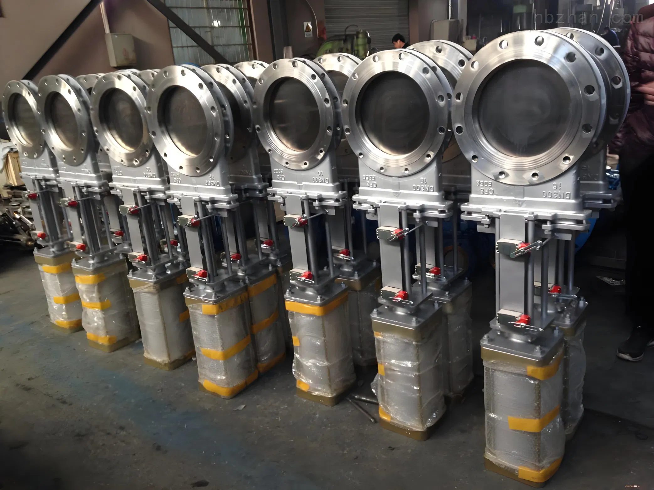 CE ANSI Pn16 Pn25 DN100 DN80 DN500 Stainless Steel CF8 Ss Flange Knife Gate Valve with Pneumatic Actuator