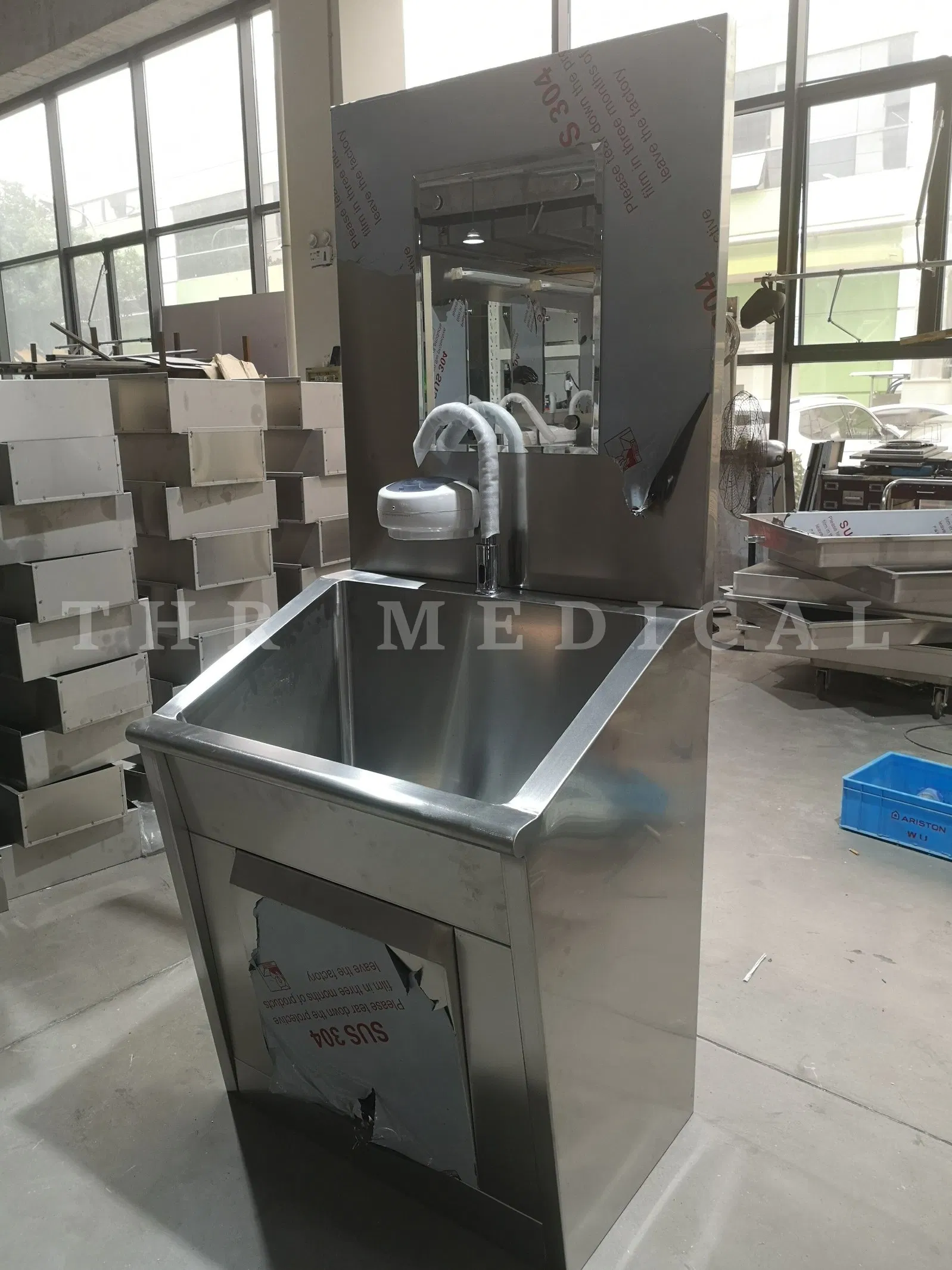 Stainless Steel Surgical Scrub Sink Washing Trough Soap Sensor Taps (THR-SS011)
