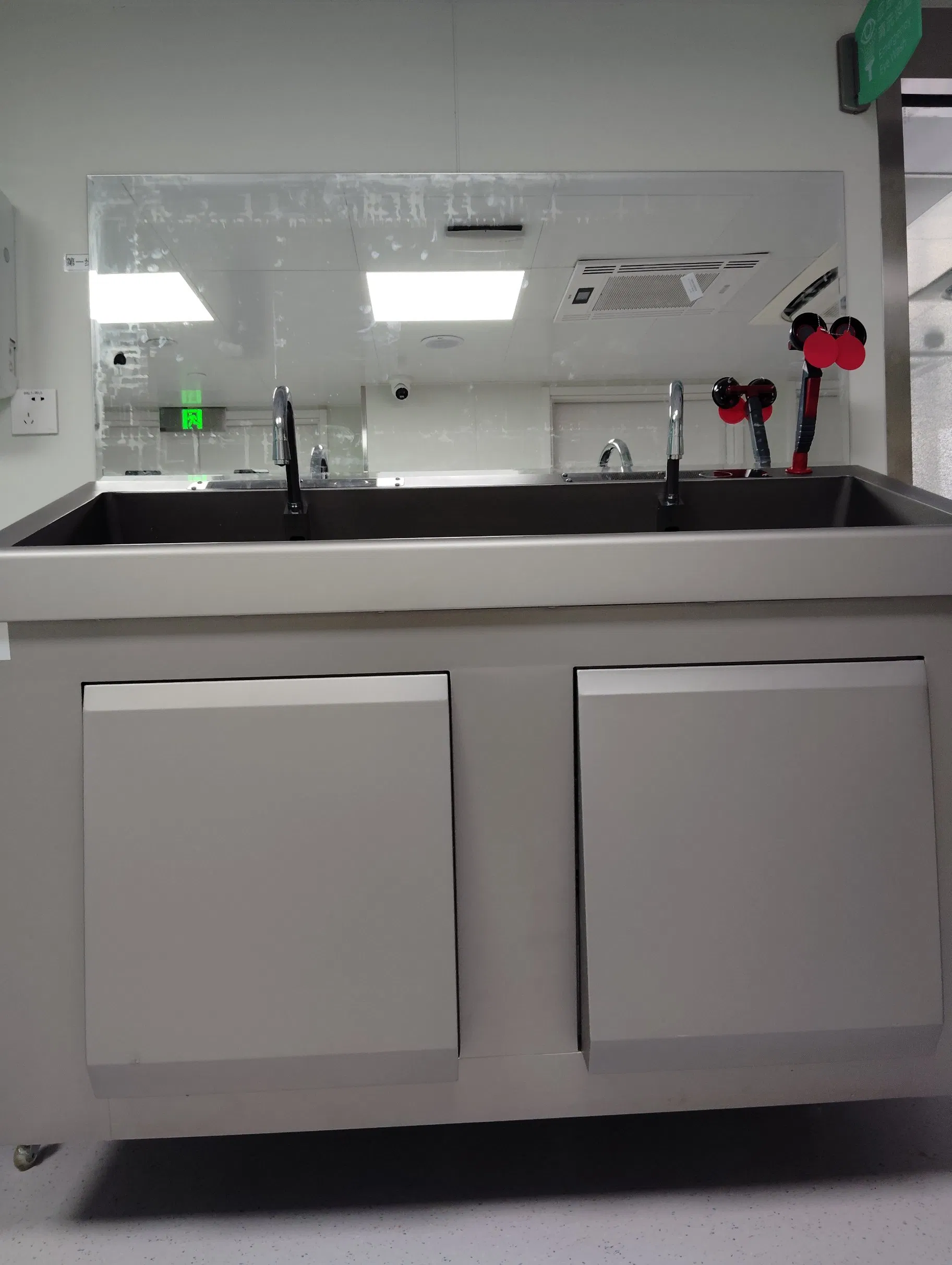 Hospital Surgical Scrub Sink with Eye Wash Station Foot Pedal Sensor Knee Control