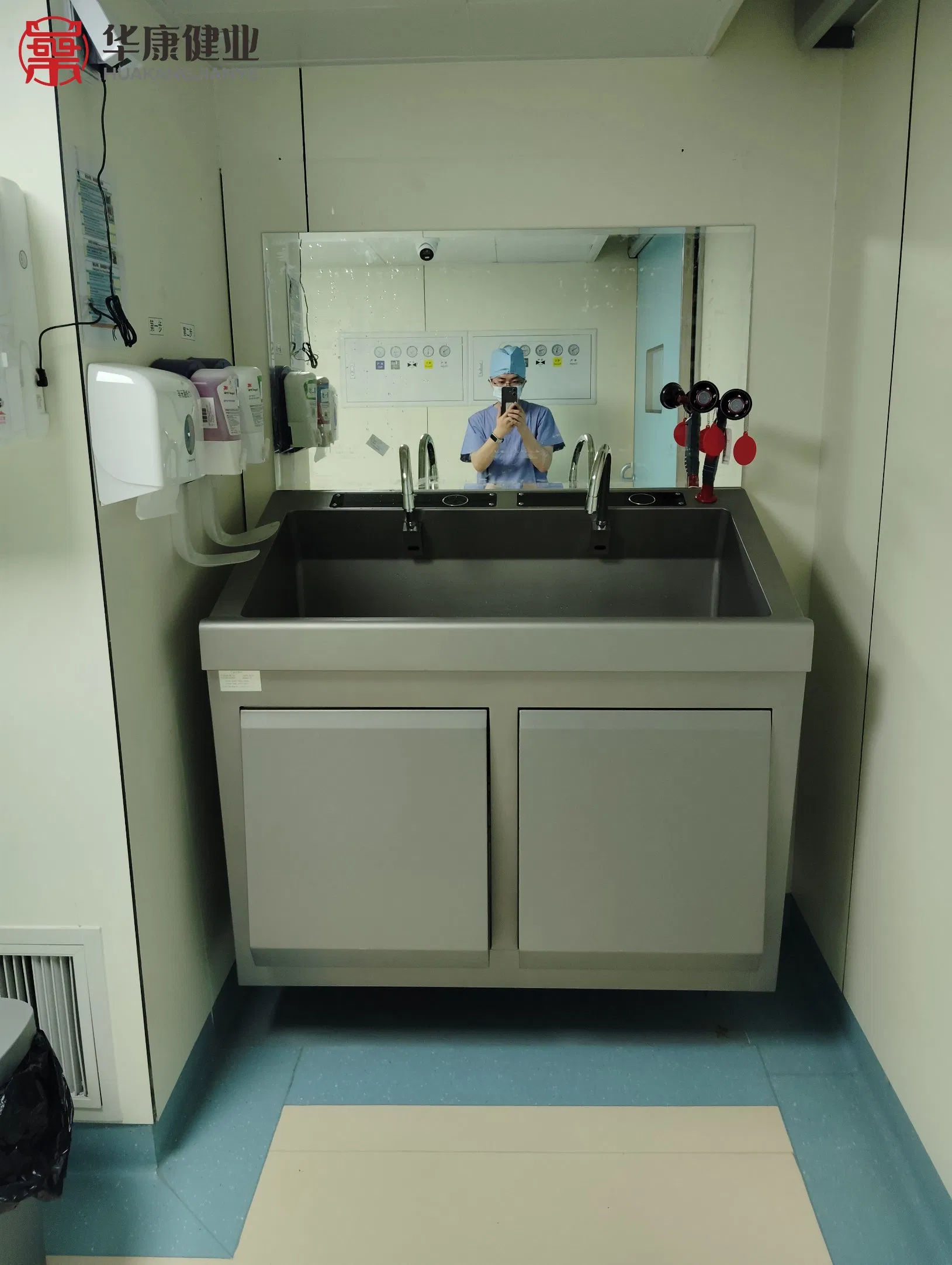 Hospital Surgical Scrub Sink with Eye Wash Station Foot Pedal Sensor Knee Control