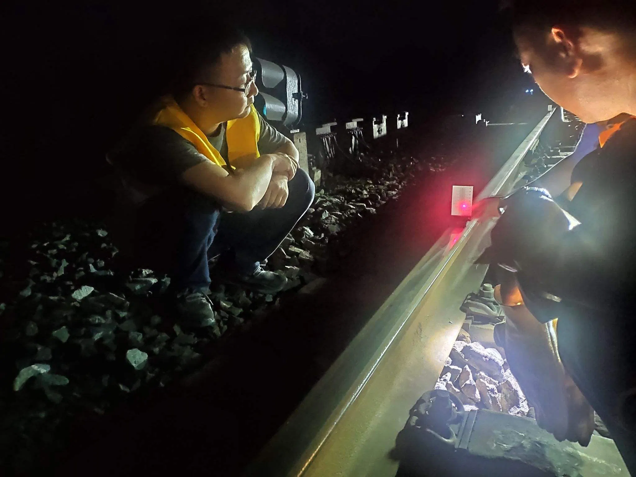 Dispositivo de alineación láser portátil para medir el nivel de las vías del tren